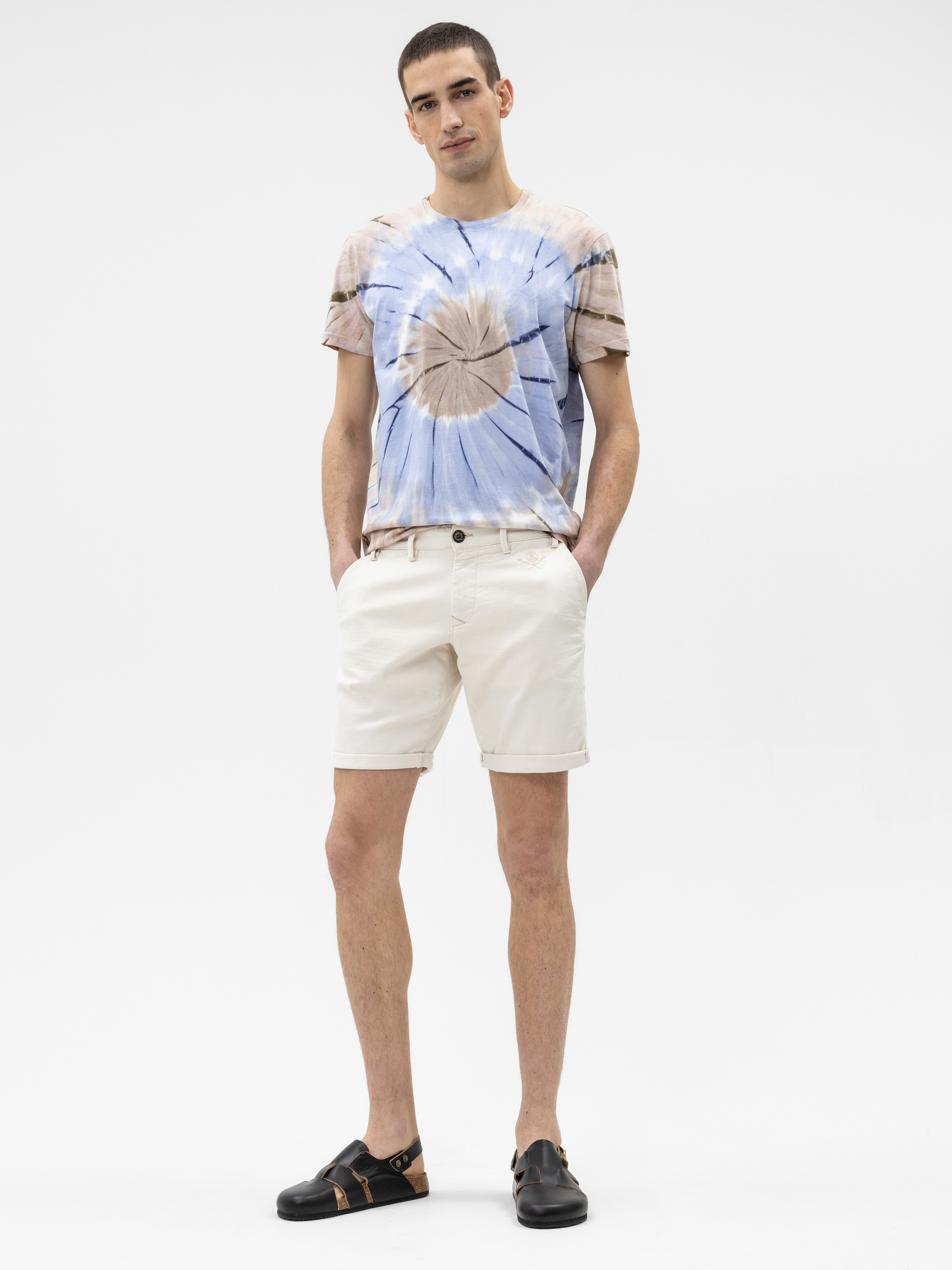 Modell  Iver Chinoshorts mit Bio-Baumwolle