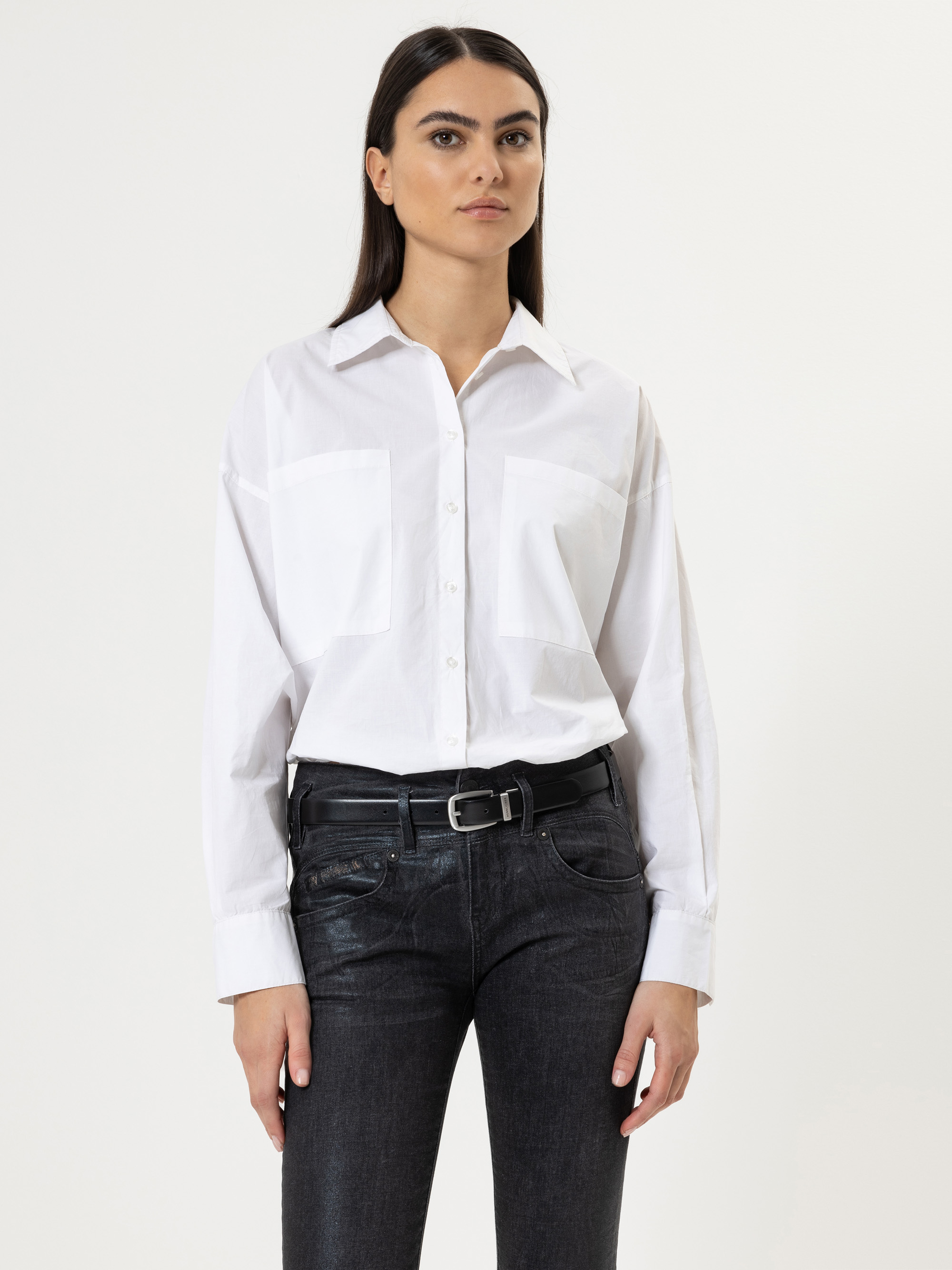 Modell Myla Ledergürtel im Metalliclook