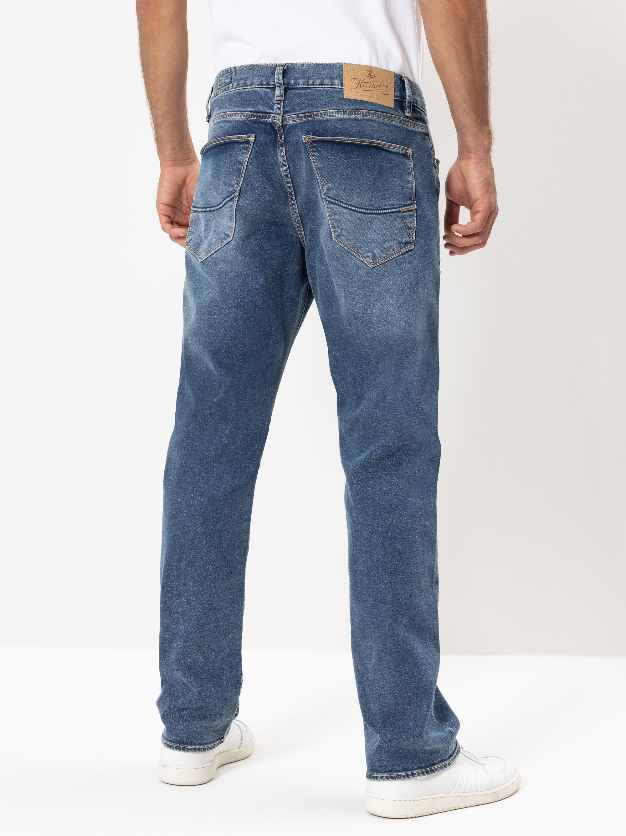 Modell Tyler Straight Jeans mit recycelter Baumwolle