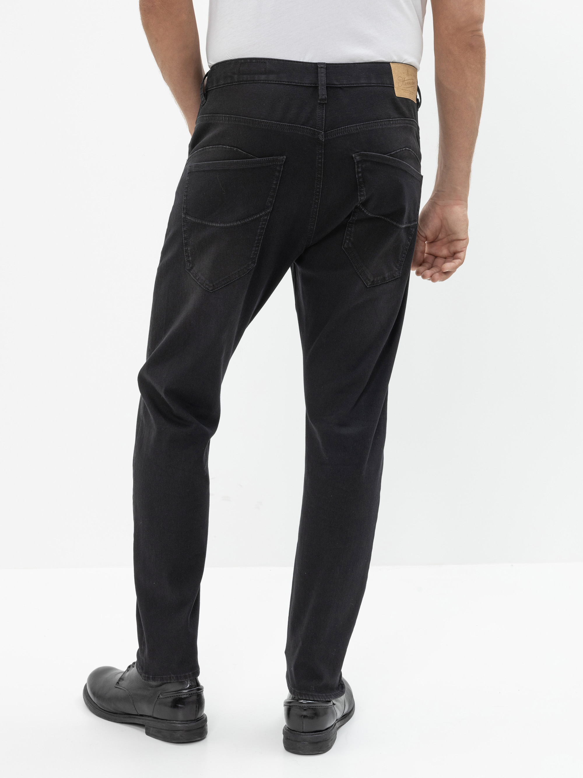 Modell Camper Jeans aus Reused Denim