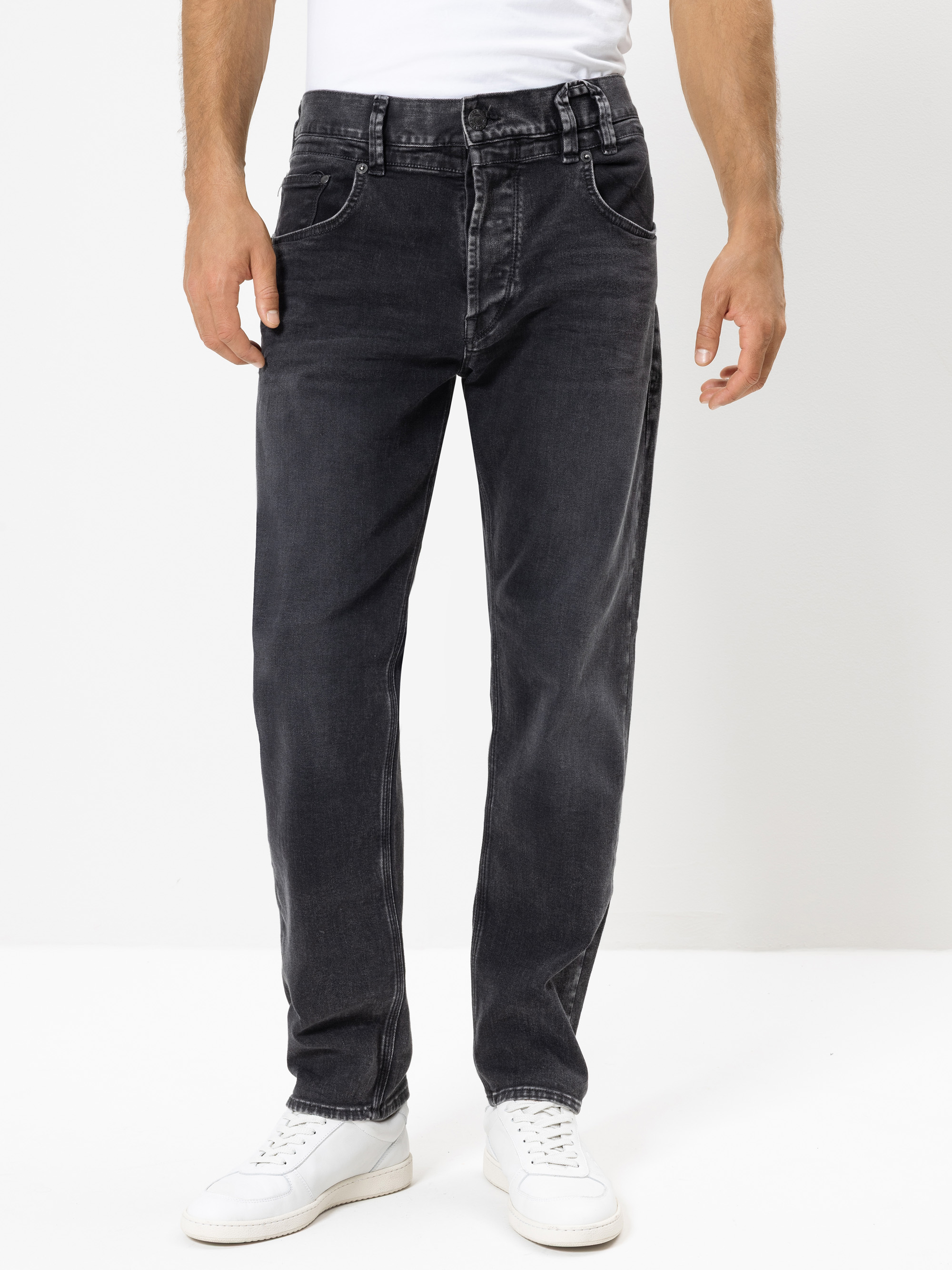 Modell Tucker Cashmere Touch Jeans mit Bio-Baumwolle