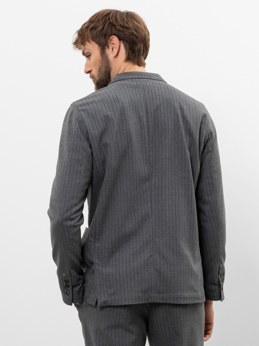 Modell Mark Sakko mit Nadelstreifen