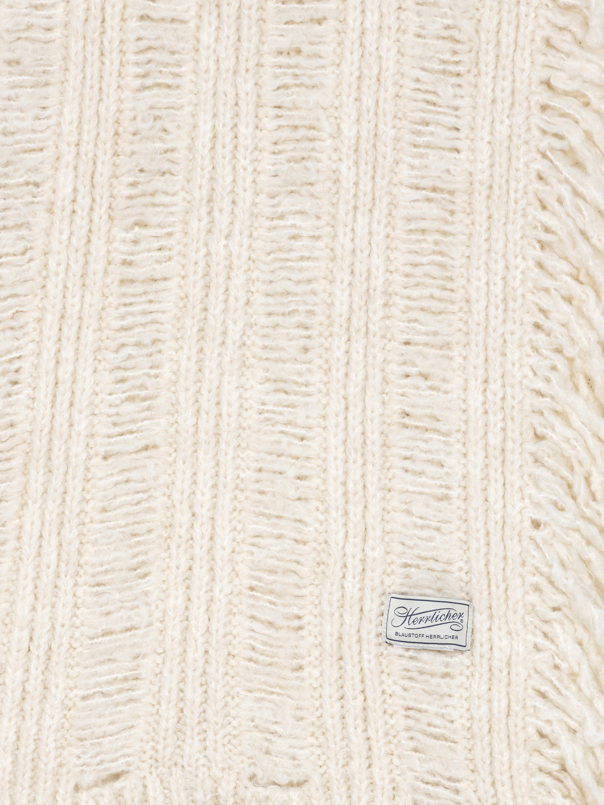 Modell Junis Schal aus großen Maschen