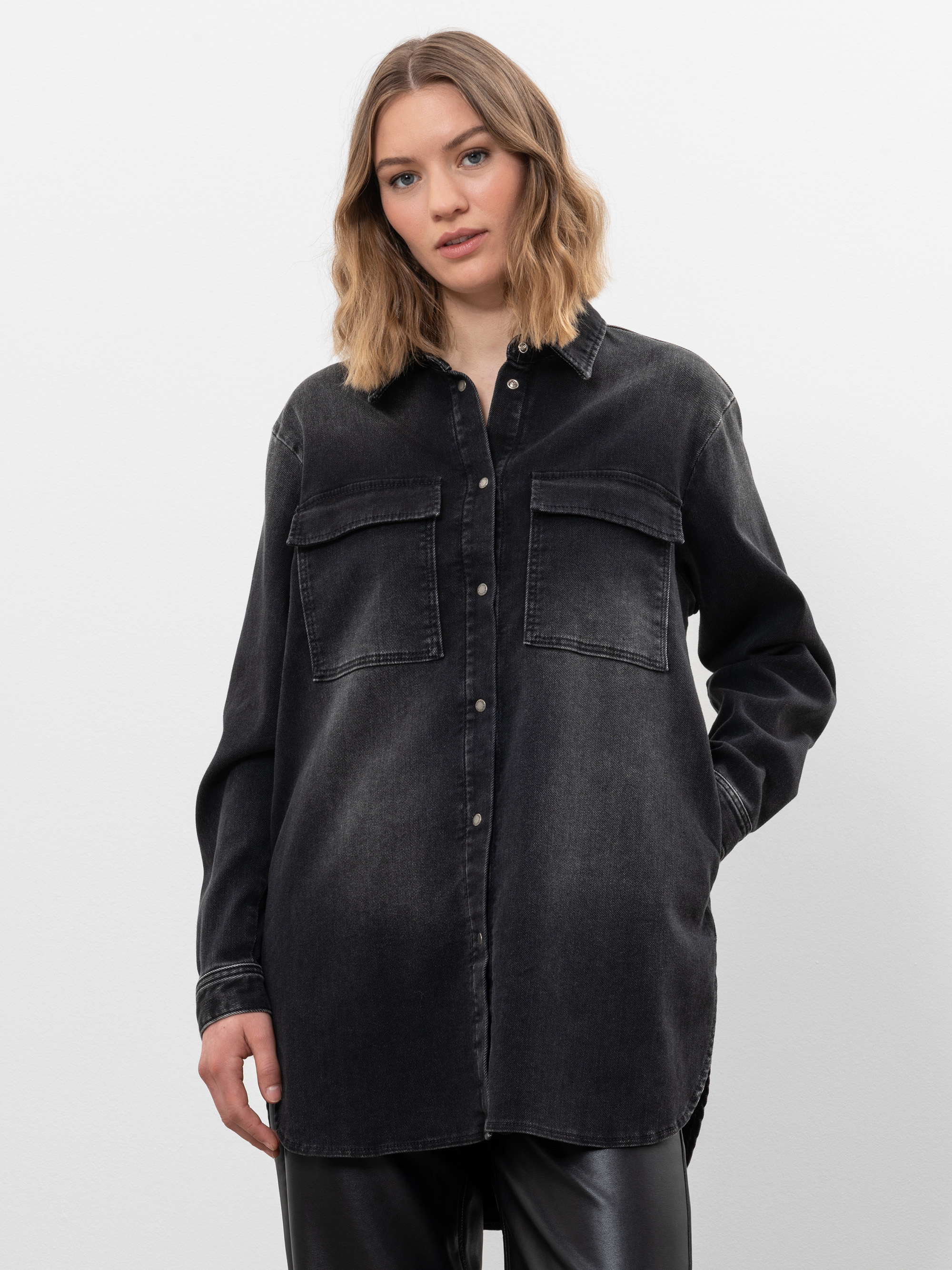 Modell Amazone langes Jeanshemd mit Bio-Baumwolle