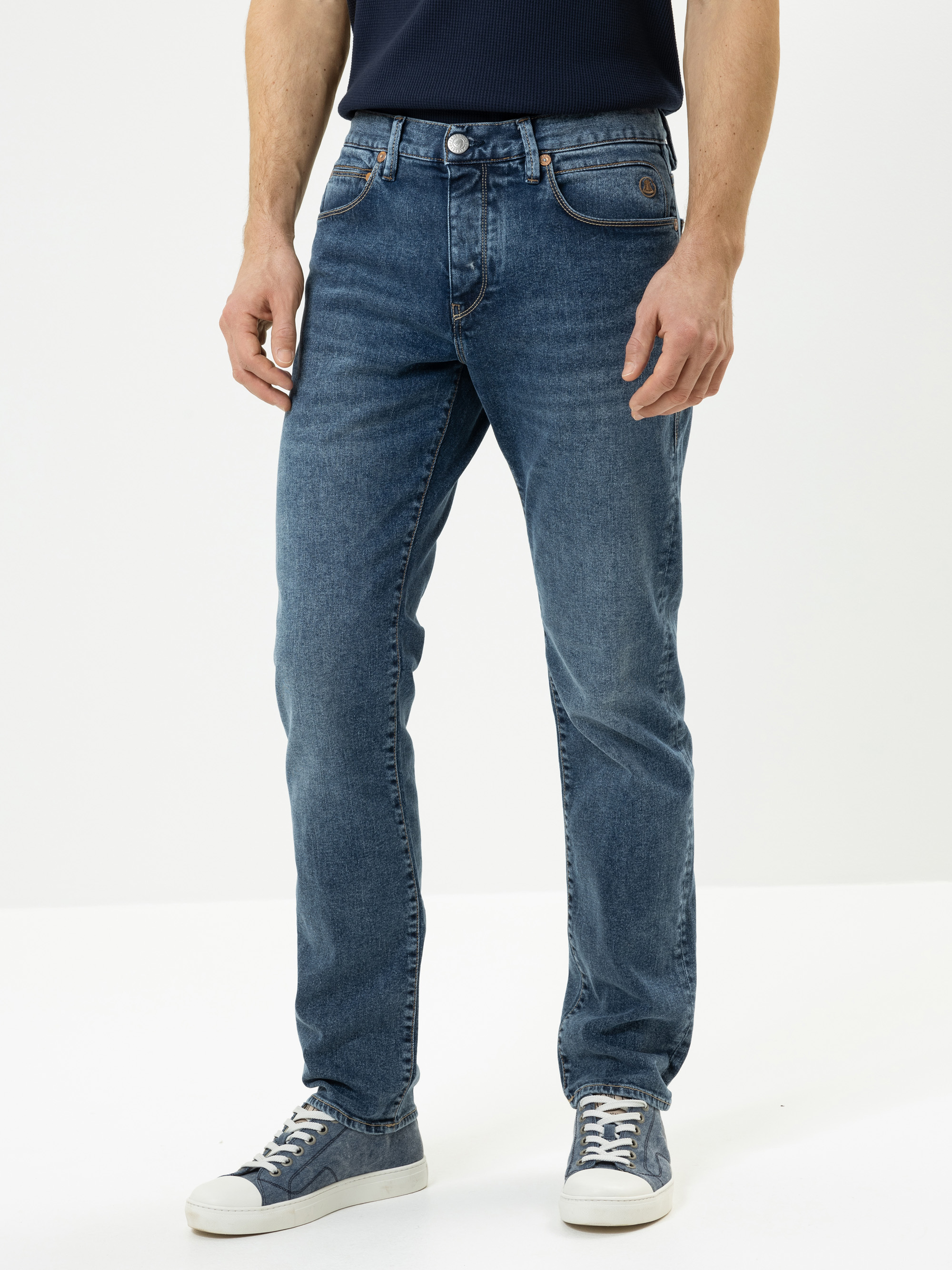 Modell Tyler Tapered Jeans mit recycelter Baumwolle
