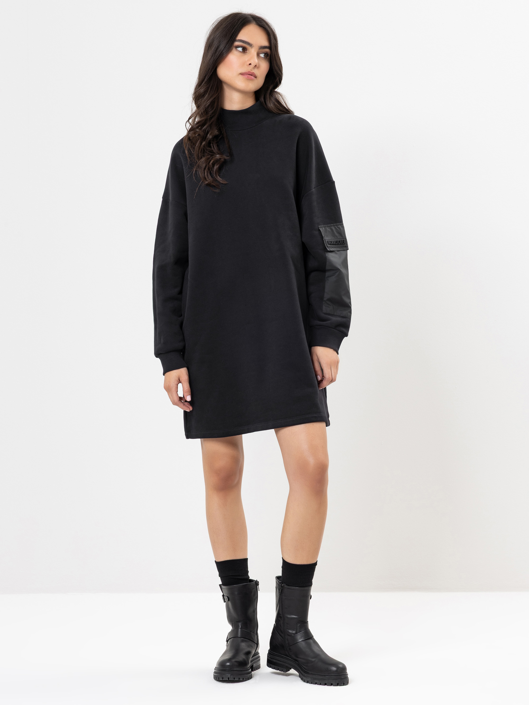 Modell Maryana Sweatshirt-Kleid