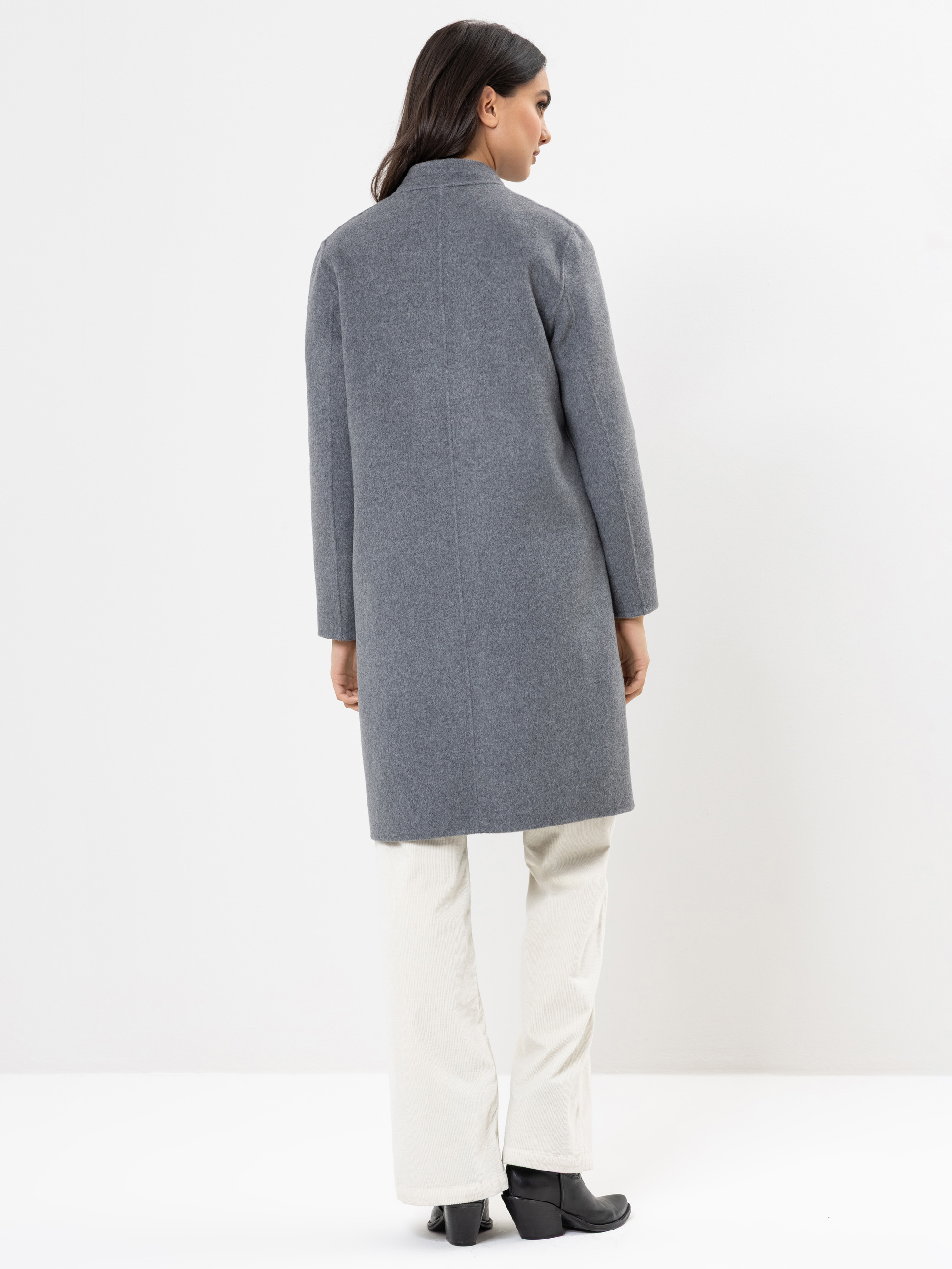 Modell Mariny Mantel aus Woolmix