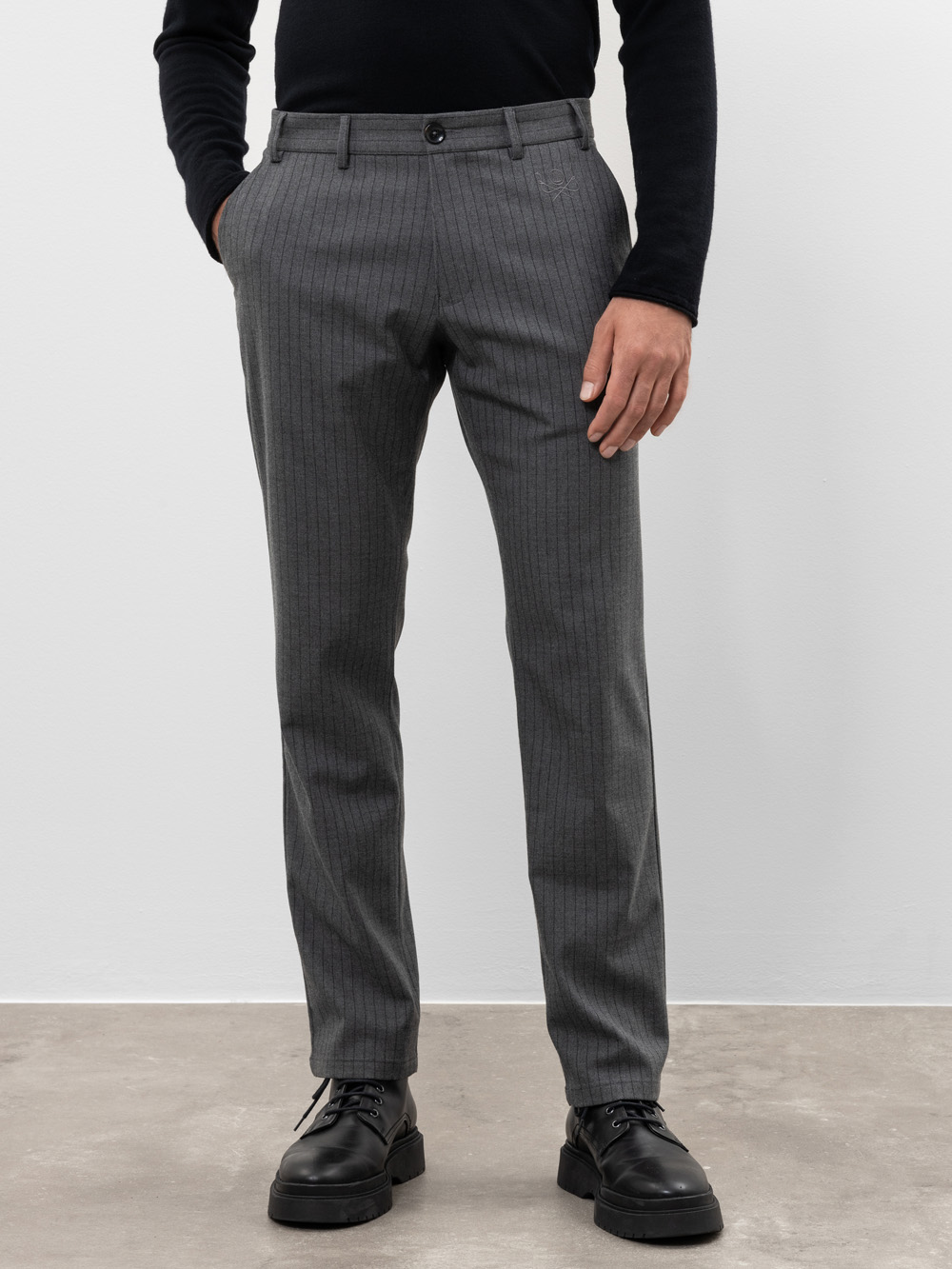 Modell  Iver Chinohose mit Nadelstreifen