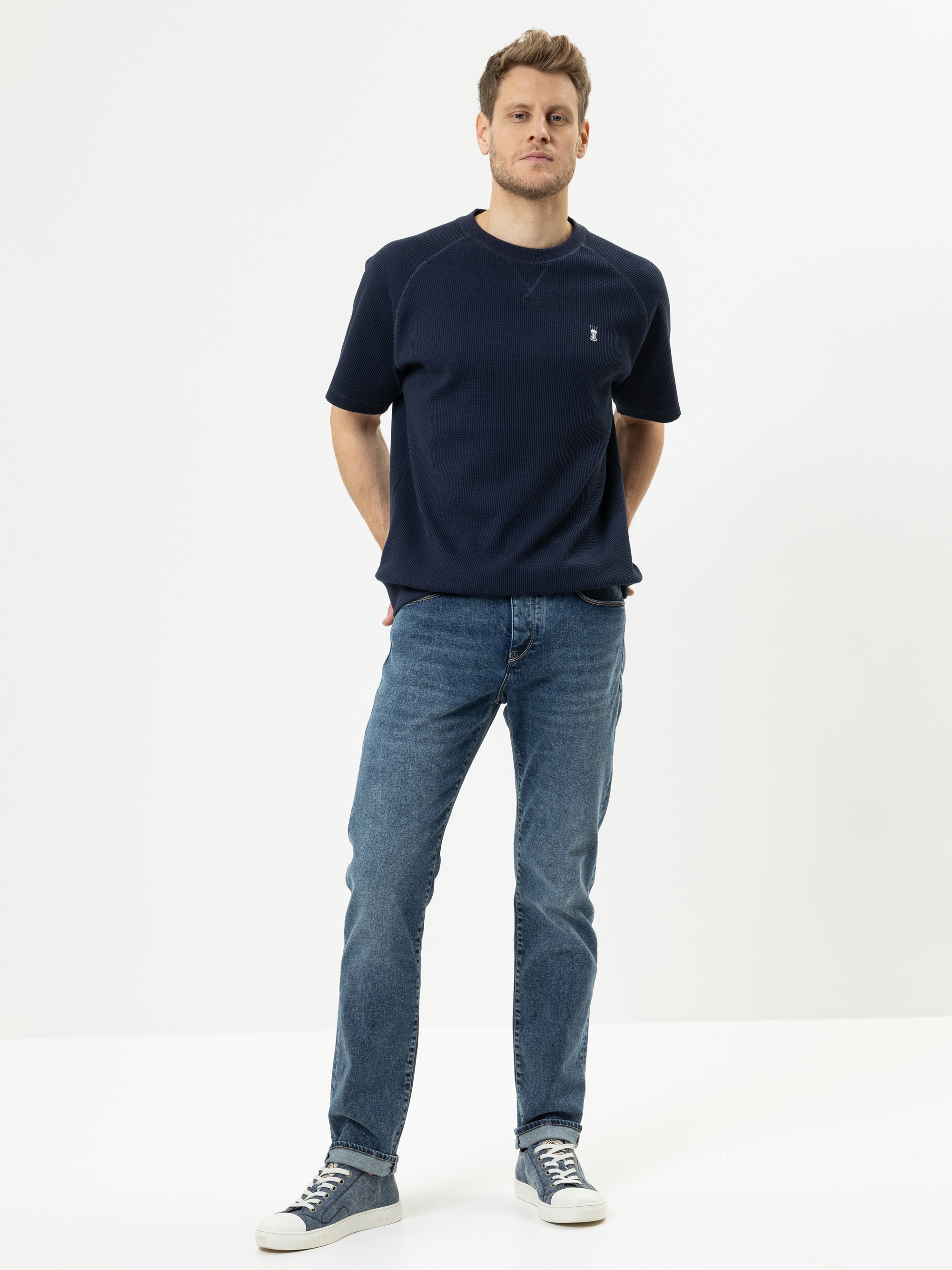 Modell Tyler Tapered Jeans mit recycelter Baumwolle