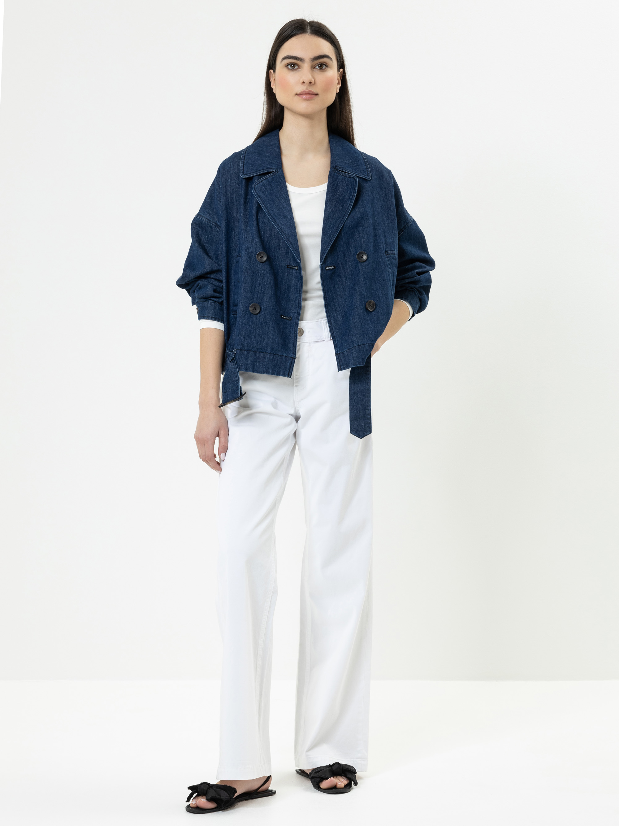 Modell  Livana Trenchjacke