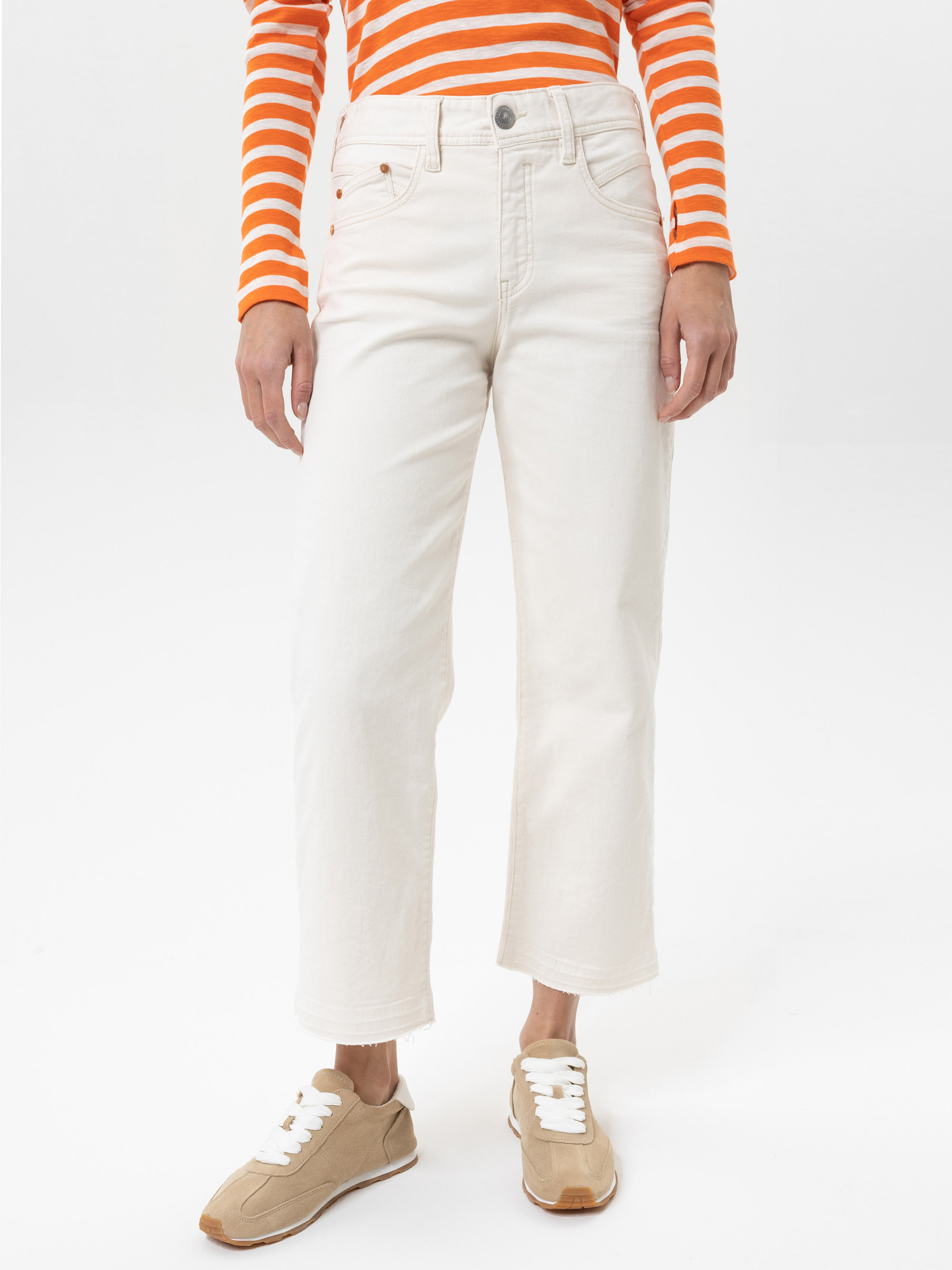 Modell Gila Sailor Cropped Jeans mit Bio-Baumwolle