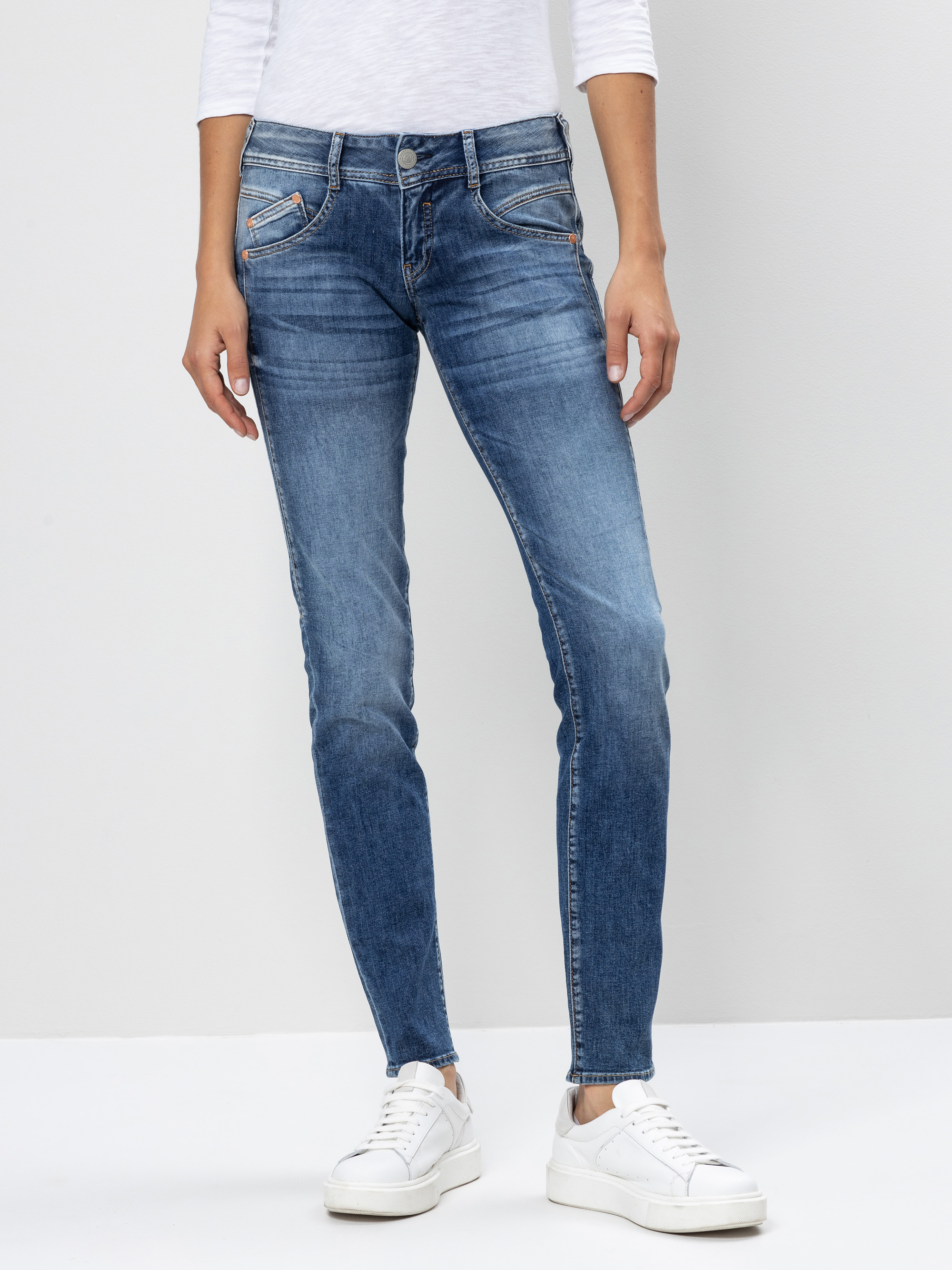 Modell Gila Slim Jeans mit recycelter Baumwolle