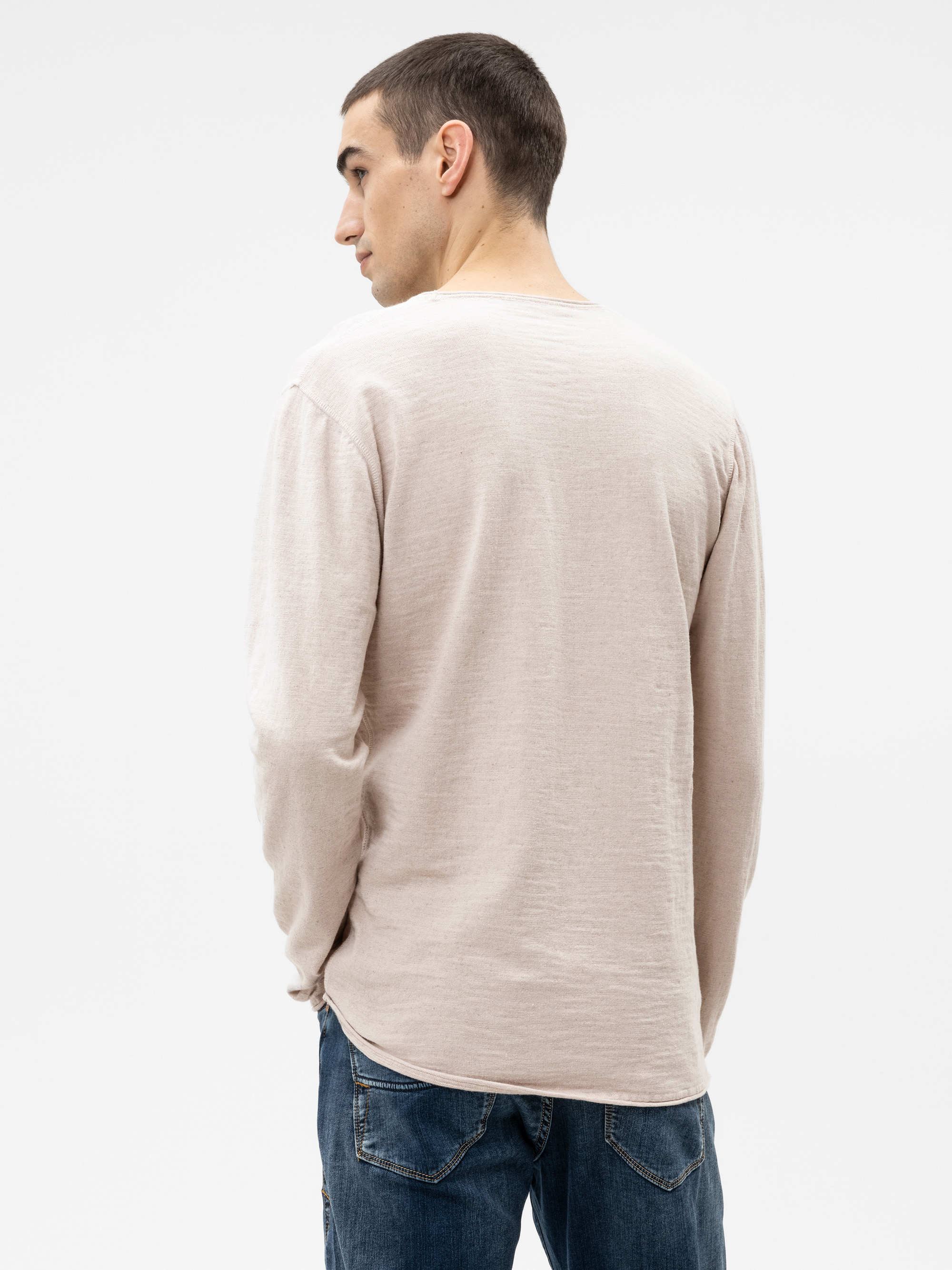 Modell  Til Feinstrickpullover aus Baumwolle und Leinen