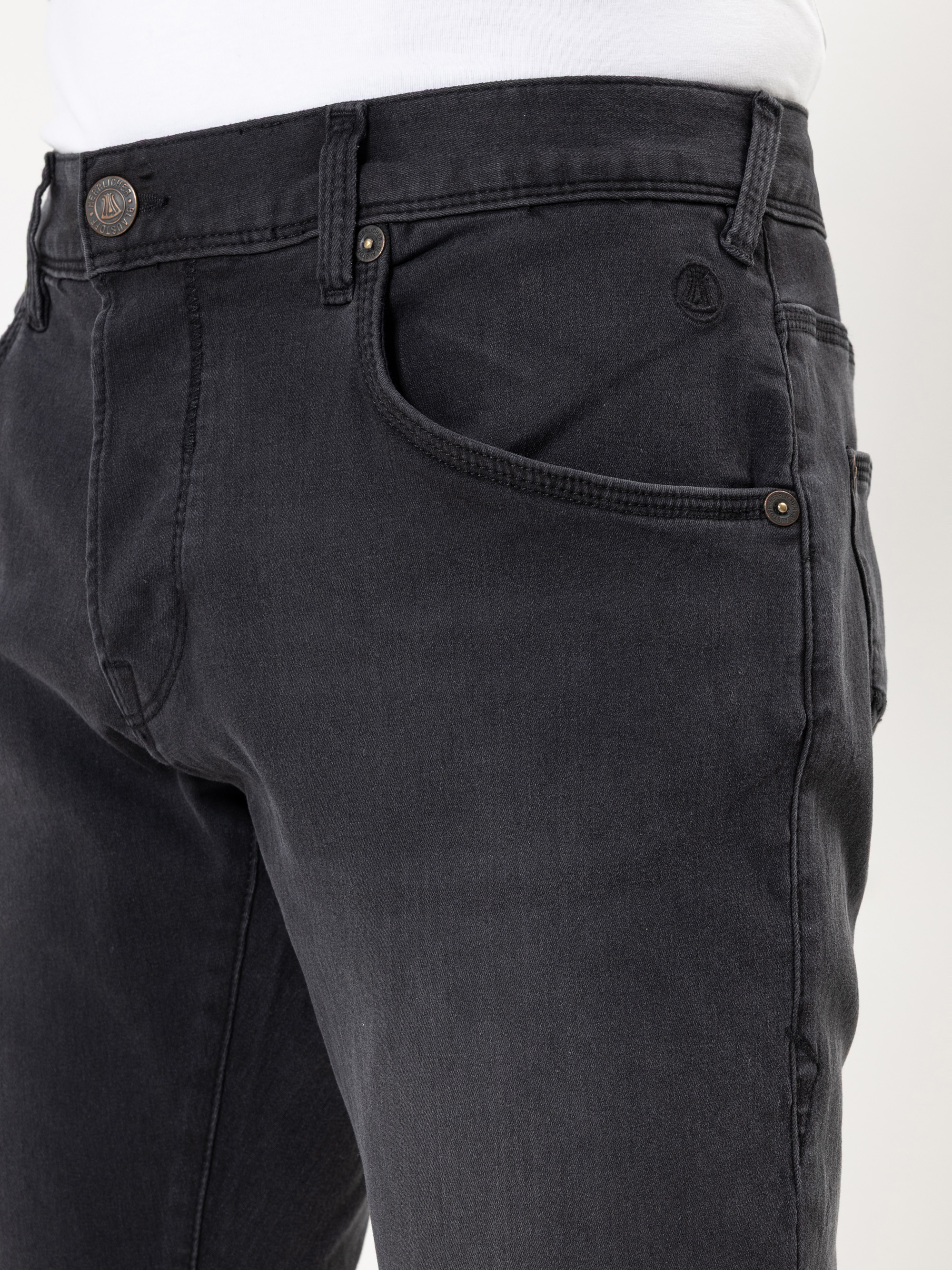 Modell Trade Slim Jeans aus Reused Denim