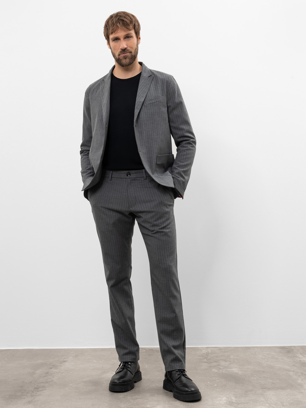 Modell  Iver Chinohose mit Nadelstreifen