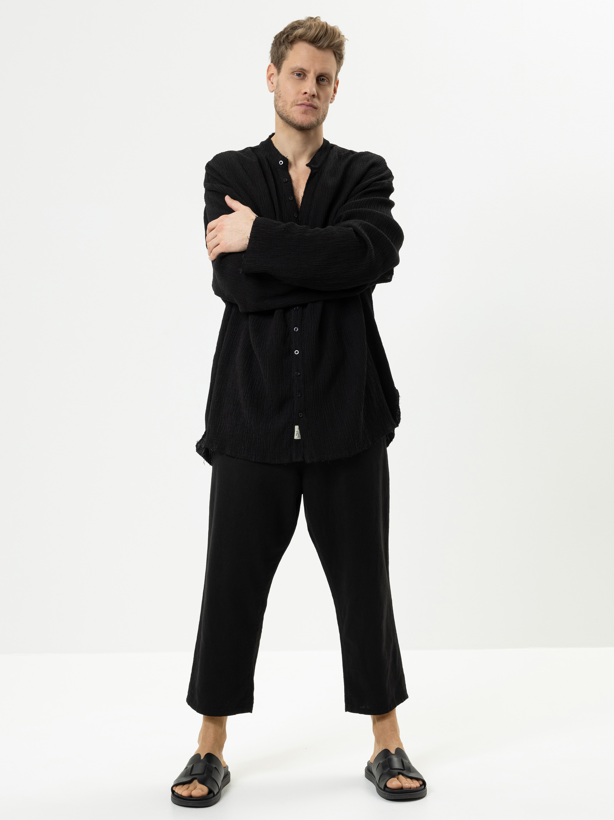 Modell Vincent Oversize Hemd aus Leinen und Viskose