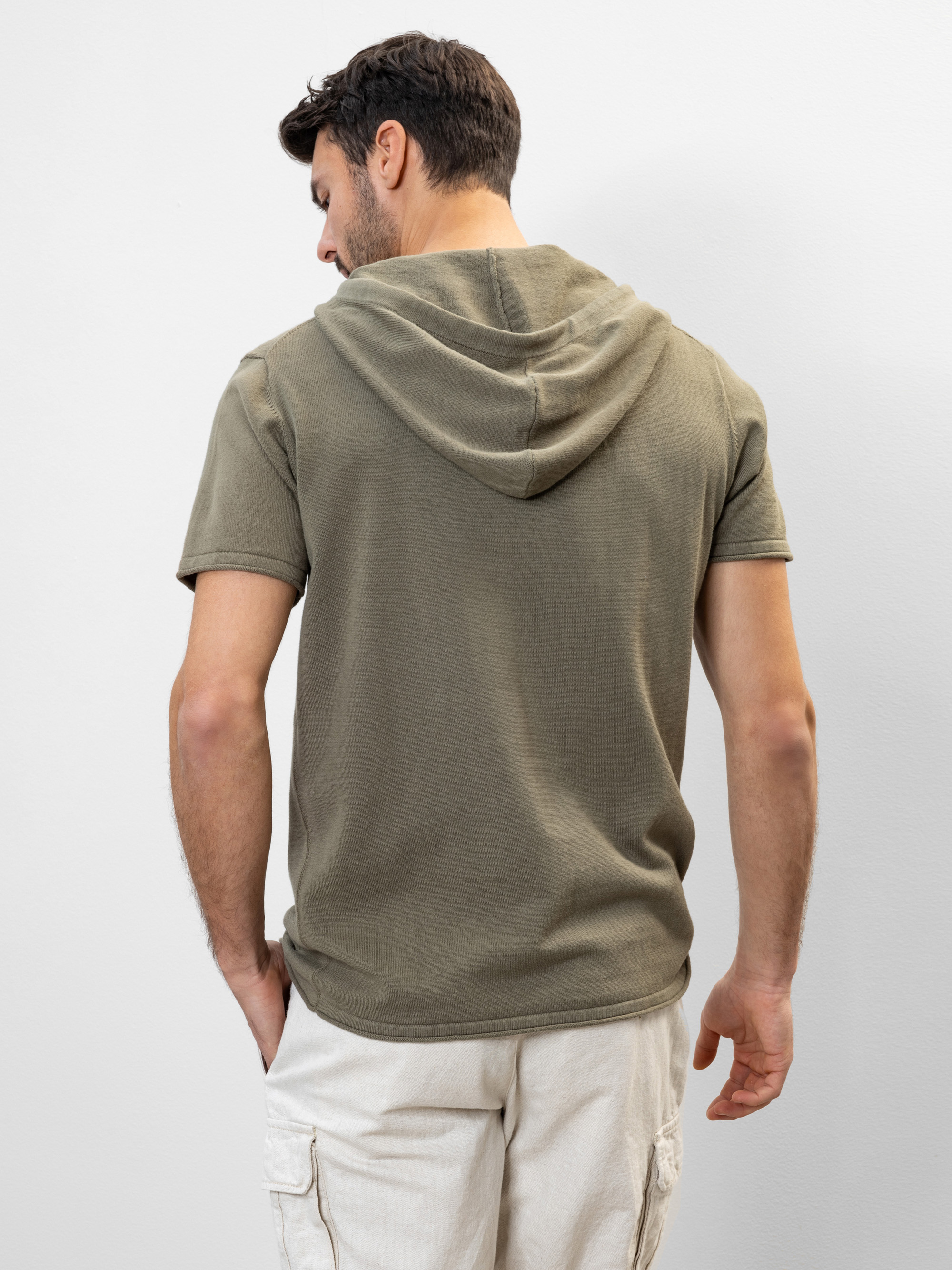 Modell Til Kurzarm Hoodie aus Baumwolle