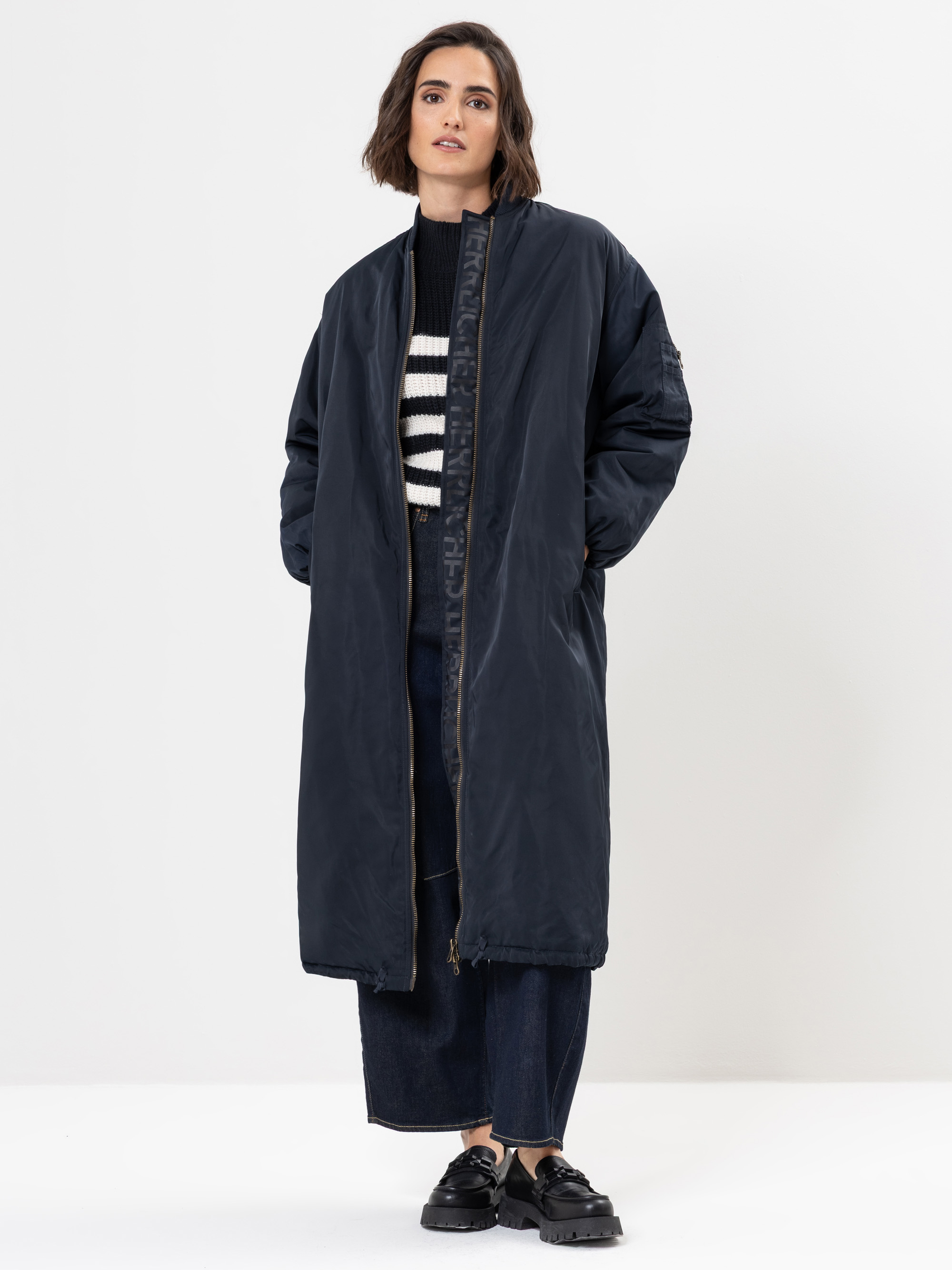 Modell Yayana Mantel