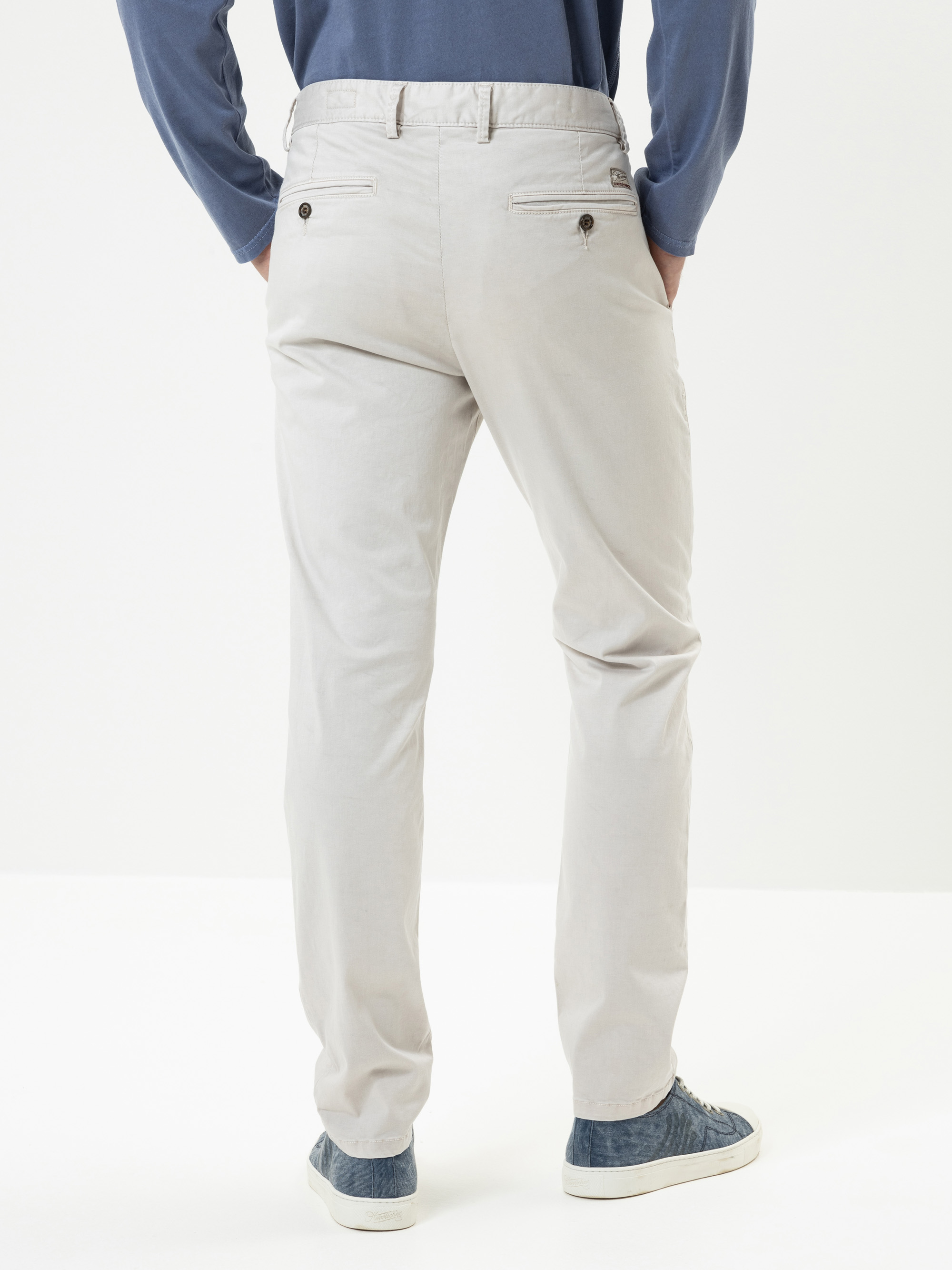 Modell Iver Wurschti Chinohose aus Bio-Baumwolle