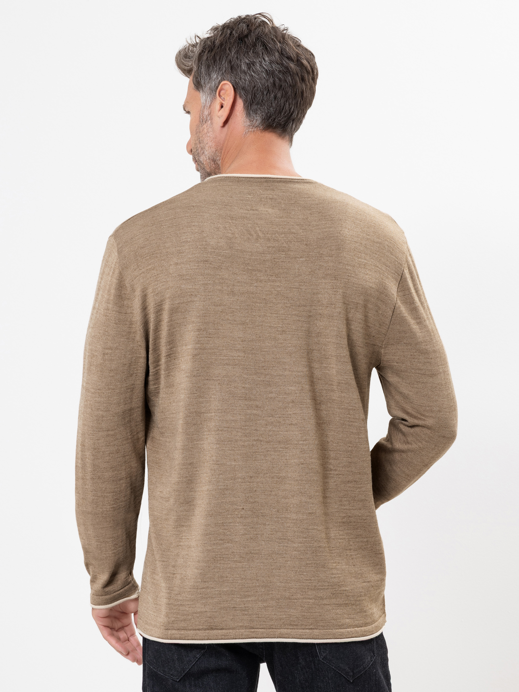 Modell  Til Strickpullover mit Wolle