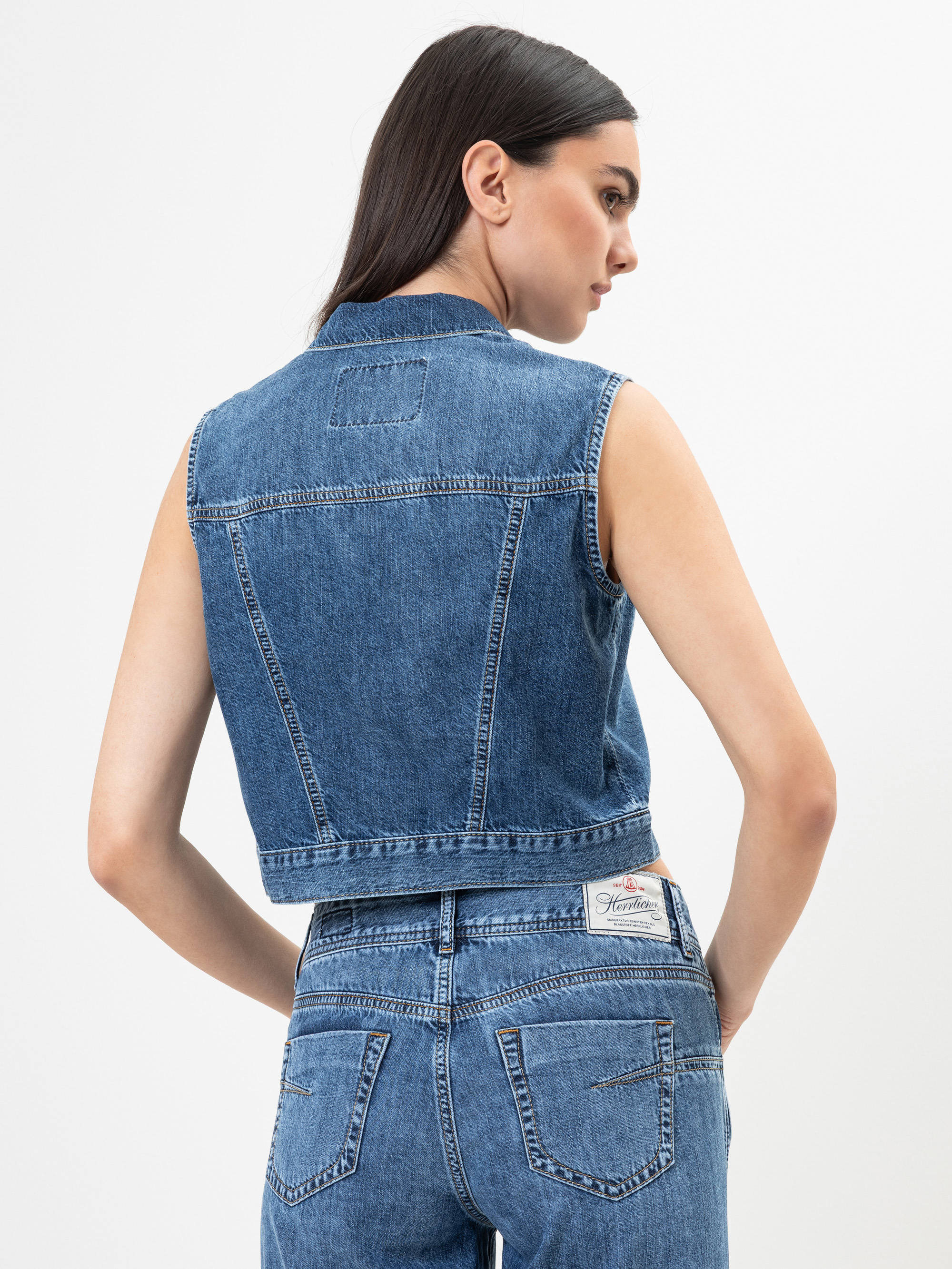 Modell Binie Jeansweste aus leichtem Denim