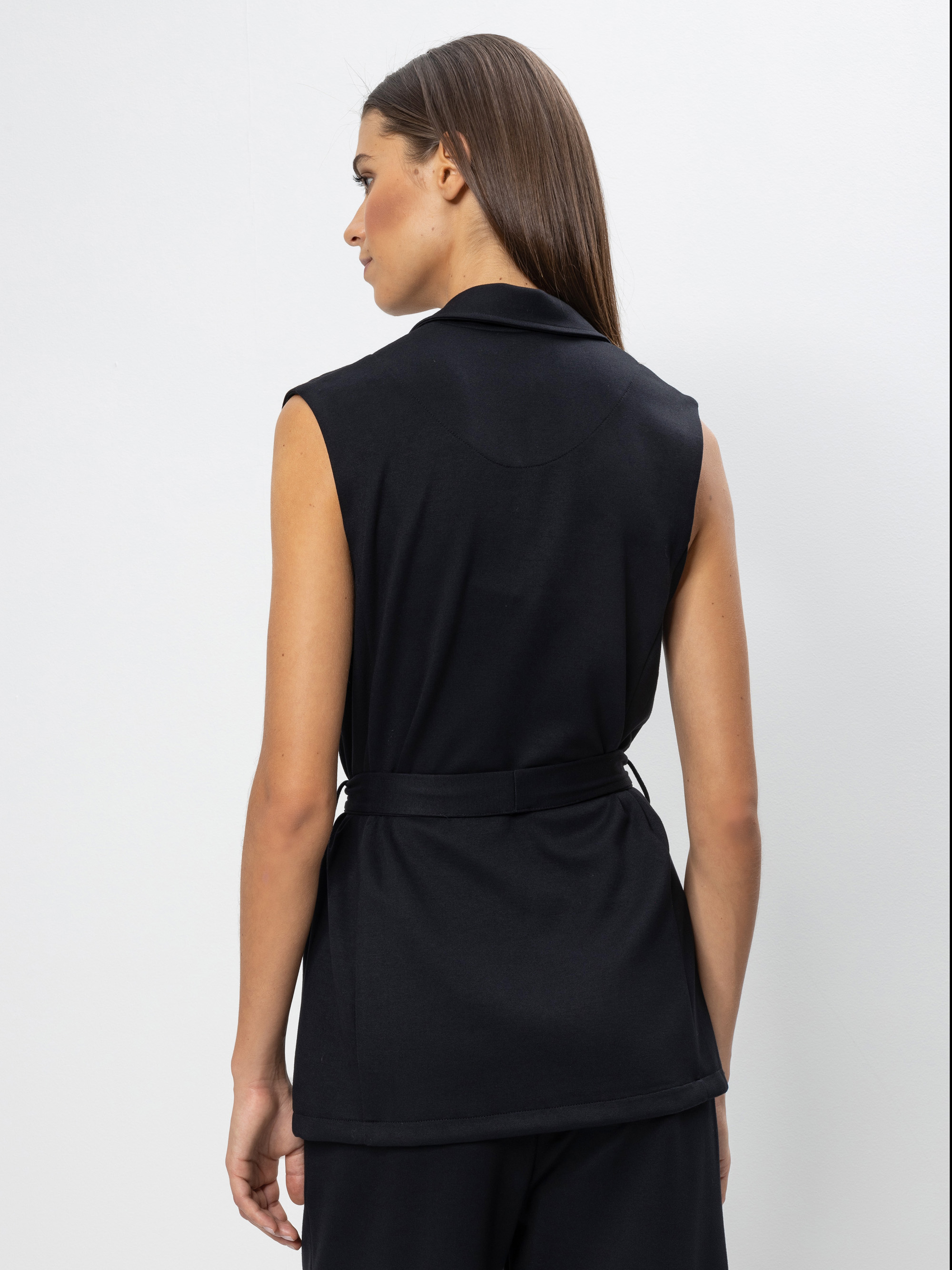 Modell Shelynn Weste mit Revers