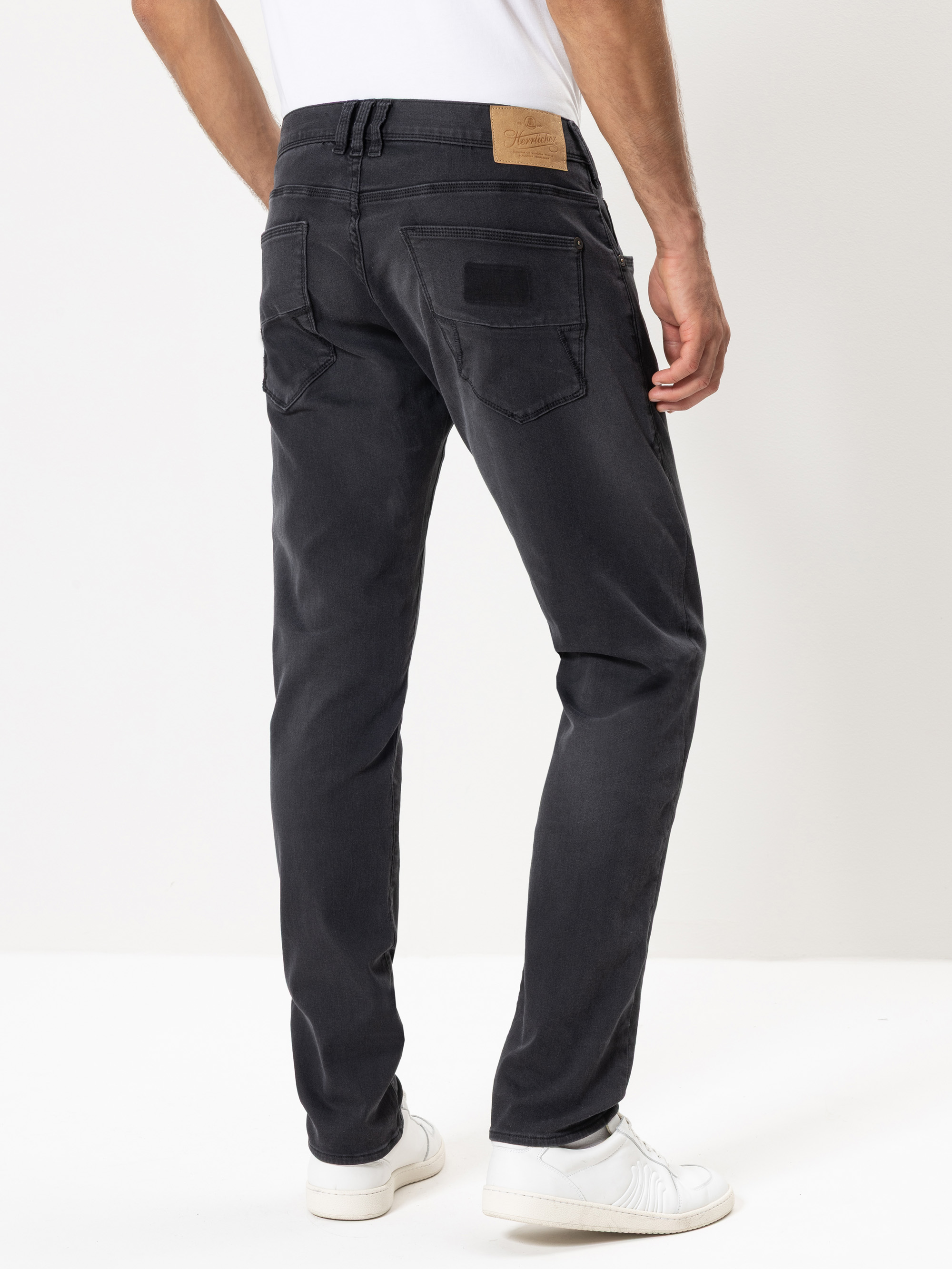 Modell Trade Slim Jeans aus Reused Denim