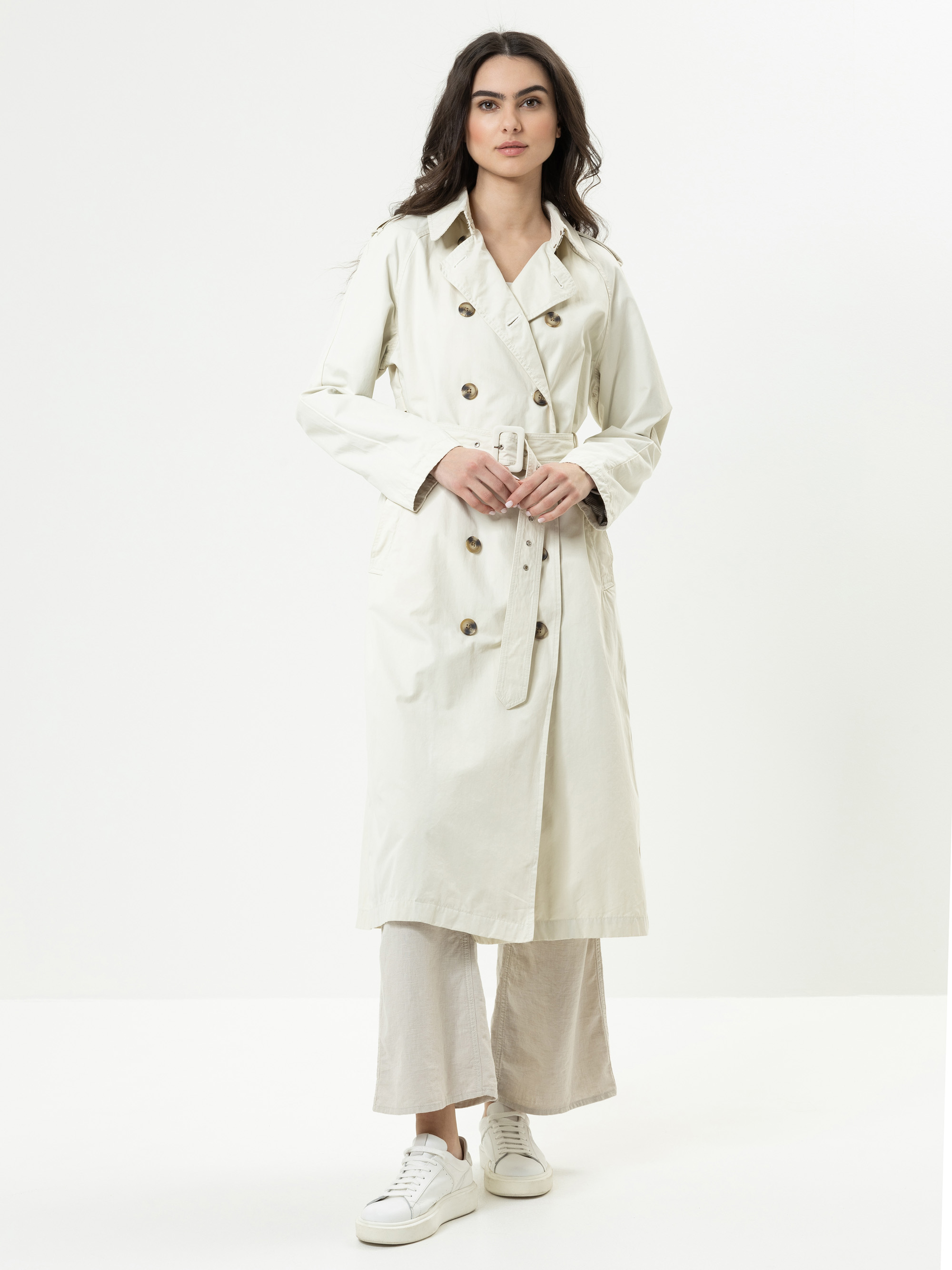 Modell Julina Trenchcoat