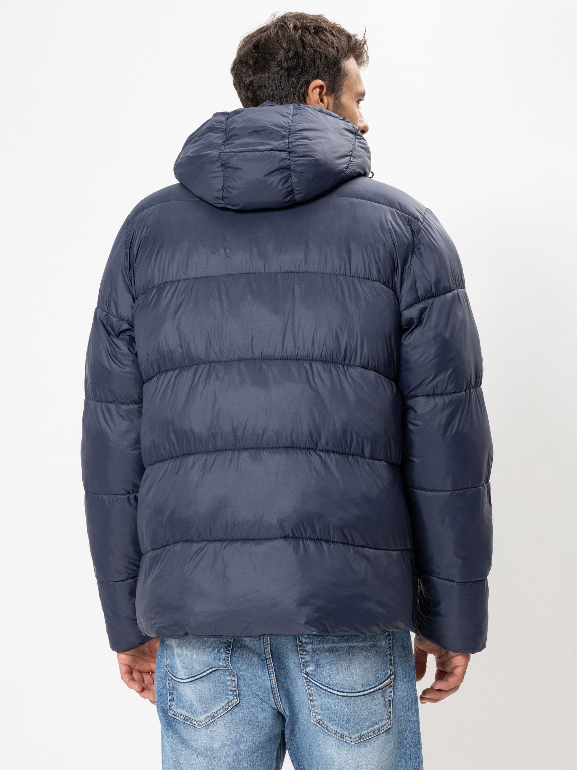 Modell  Lutzifer Steppjacke aus recyceltem Nylon