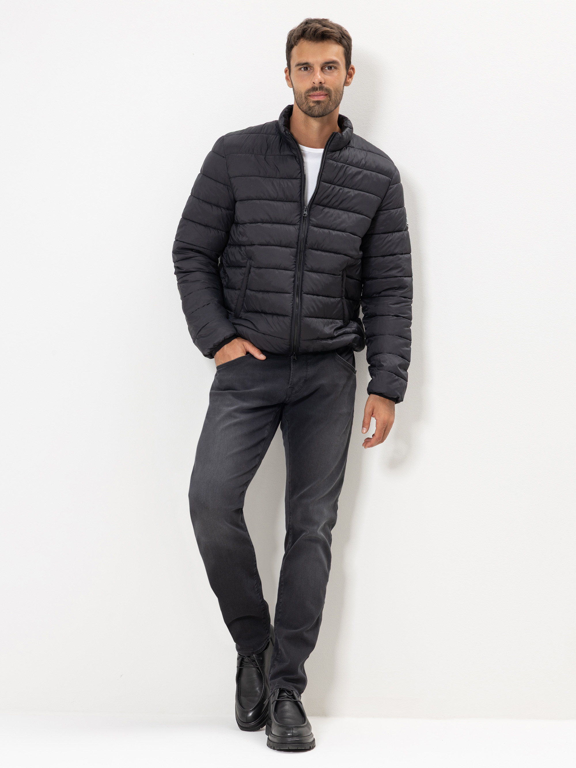 Modell Trade Slim Jeans aus Reused Denim