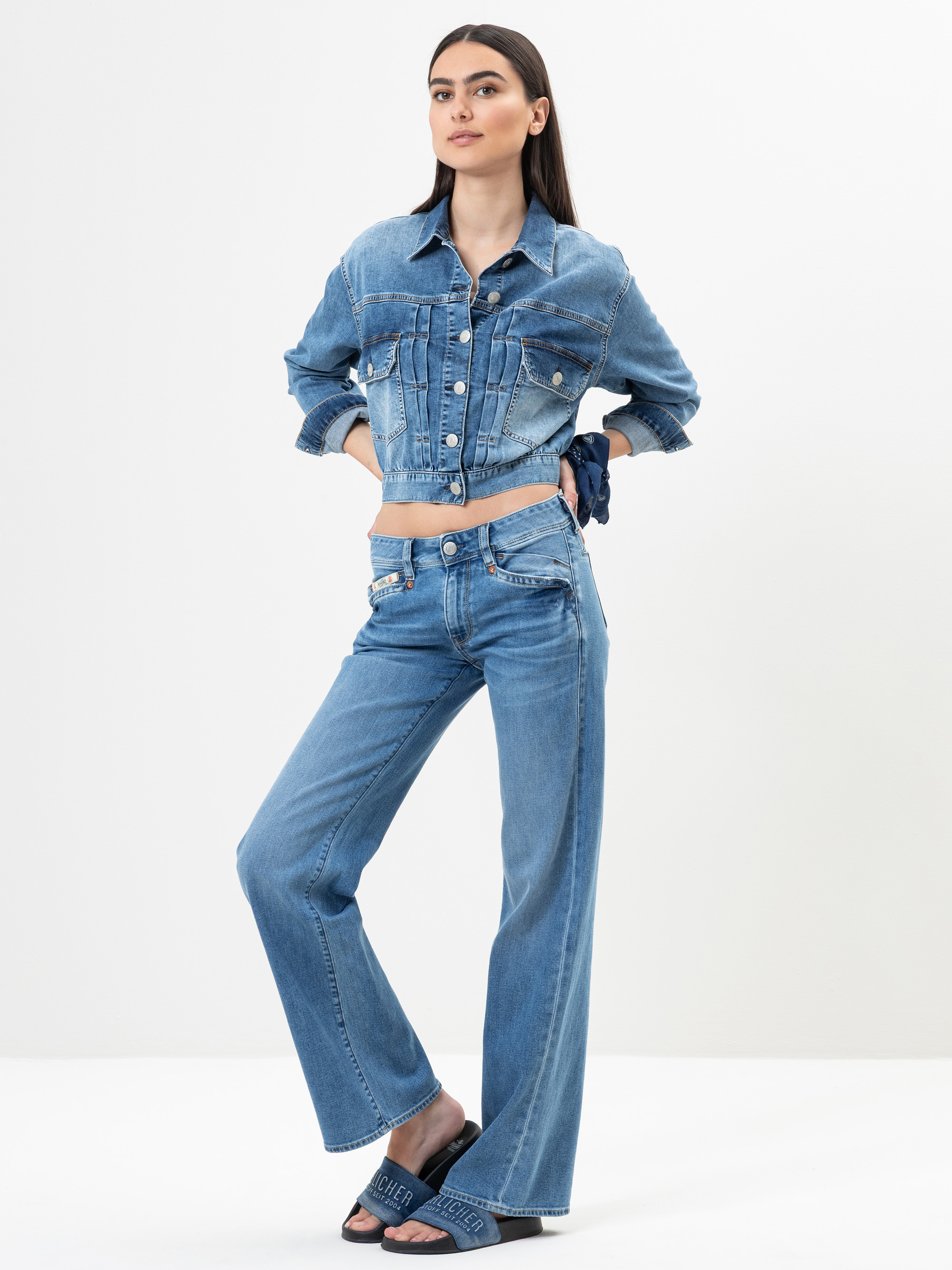 Modell Dotty Jeansjacke mit recycelter Baumwolle