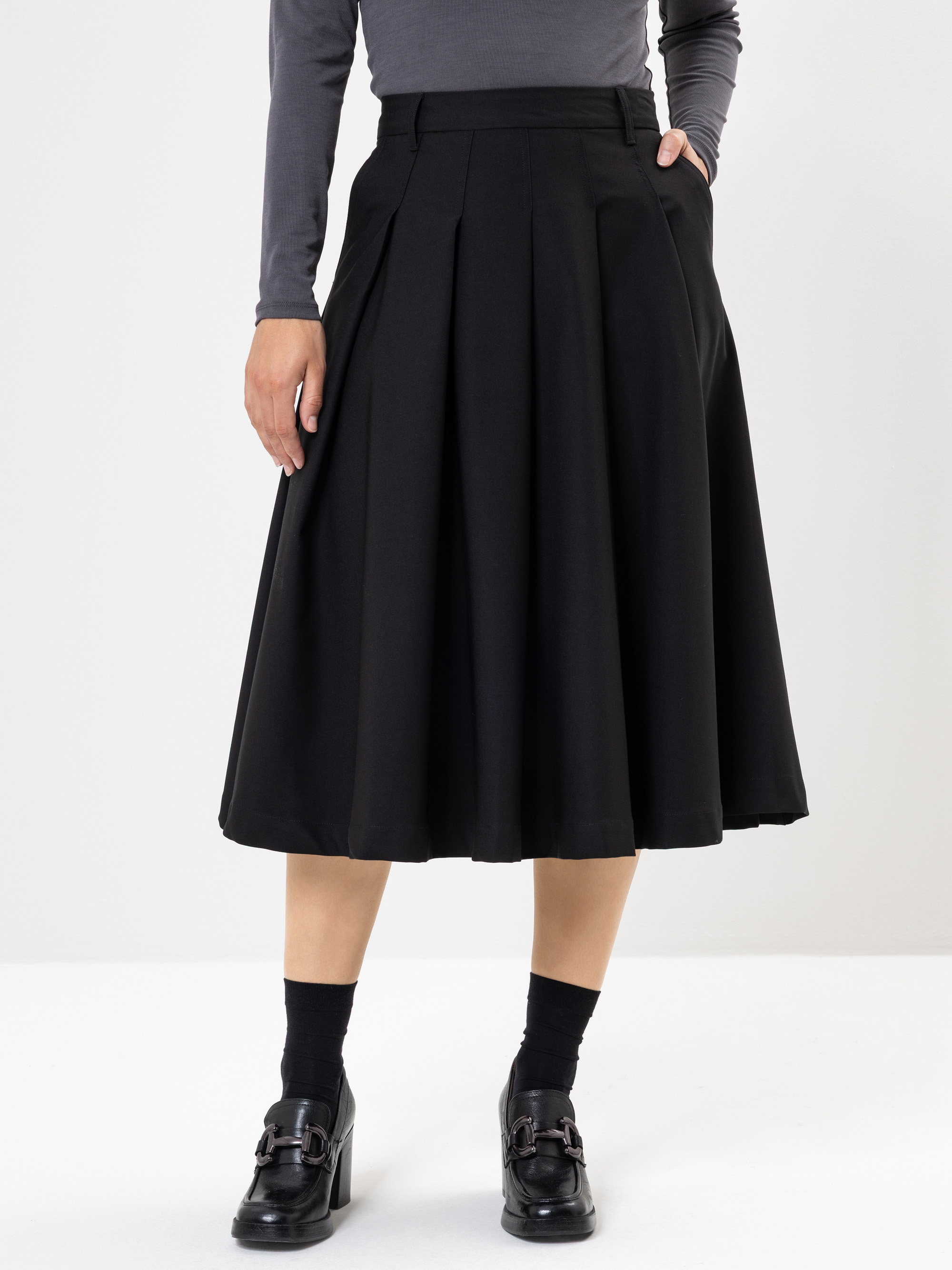 Modell Parvati Rock mit breiten Falten