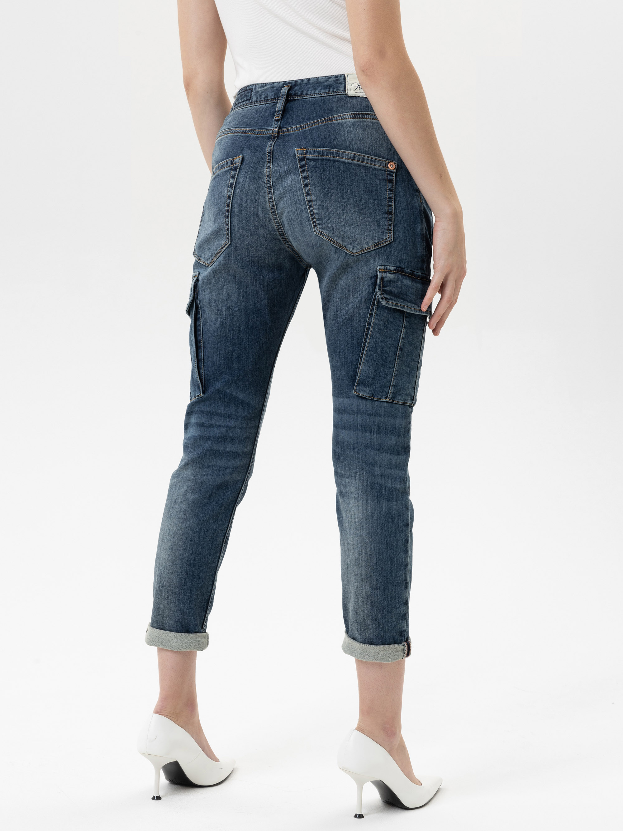 Modell Shyra Cargo Jeans aus Sweat Denim