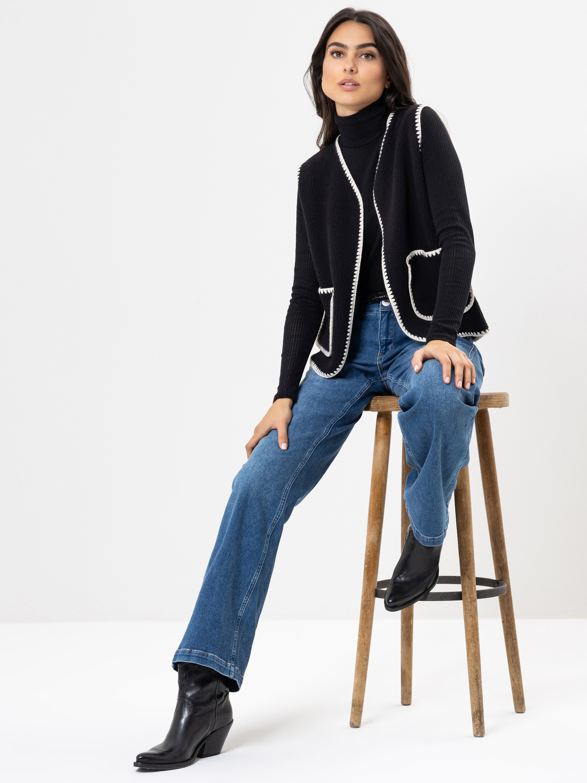 Modell Wika Sherling Weste aus veganem Leder