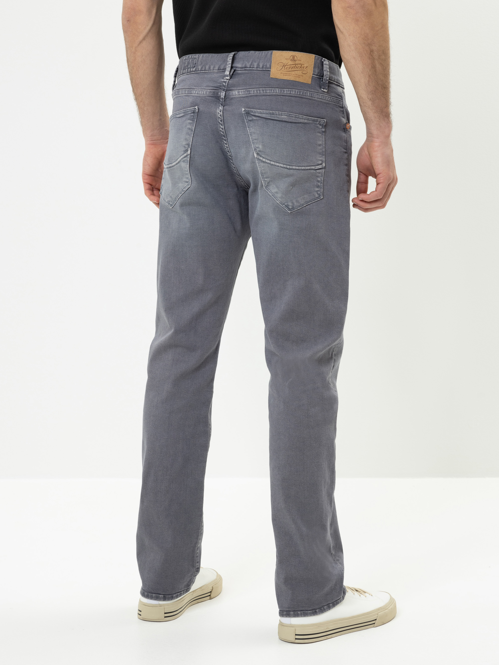 Modell  Tyler Straight Jeans mit Bio-Baumwolle