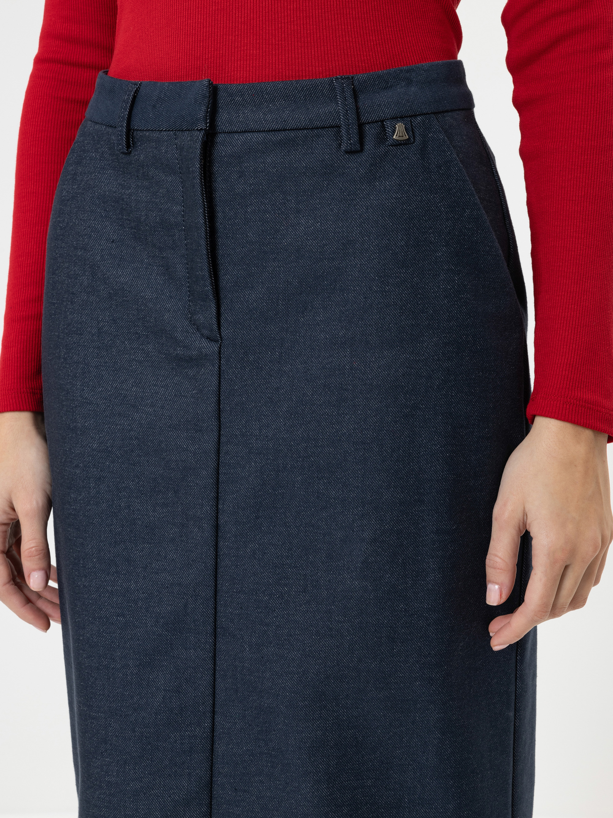 Modell Bruna Jeansrock lang aus Raw Denim