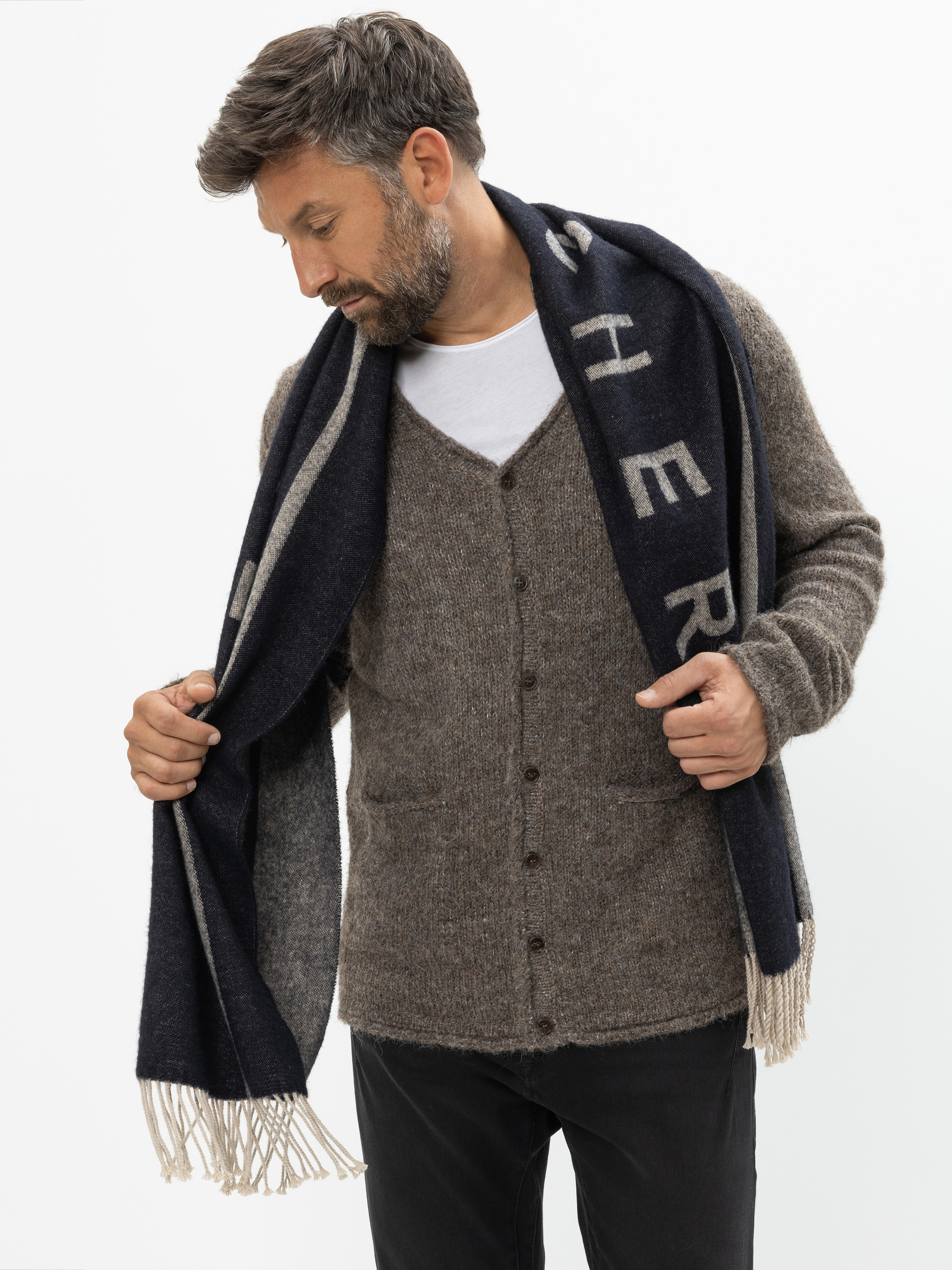 Modell Billy Wollschal mit Schriftzug