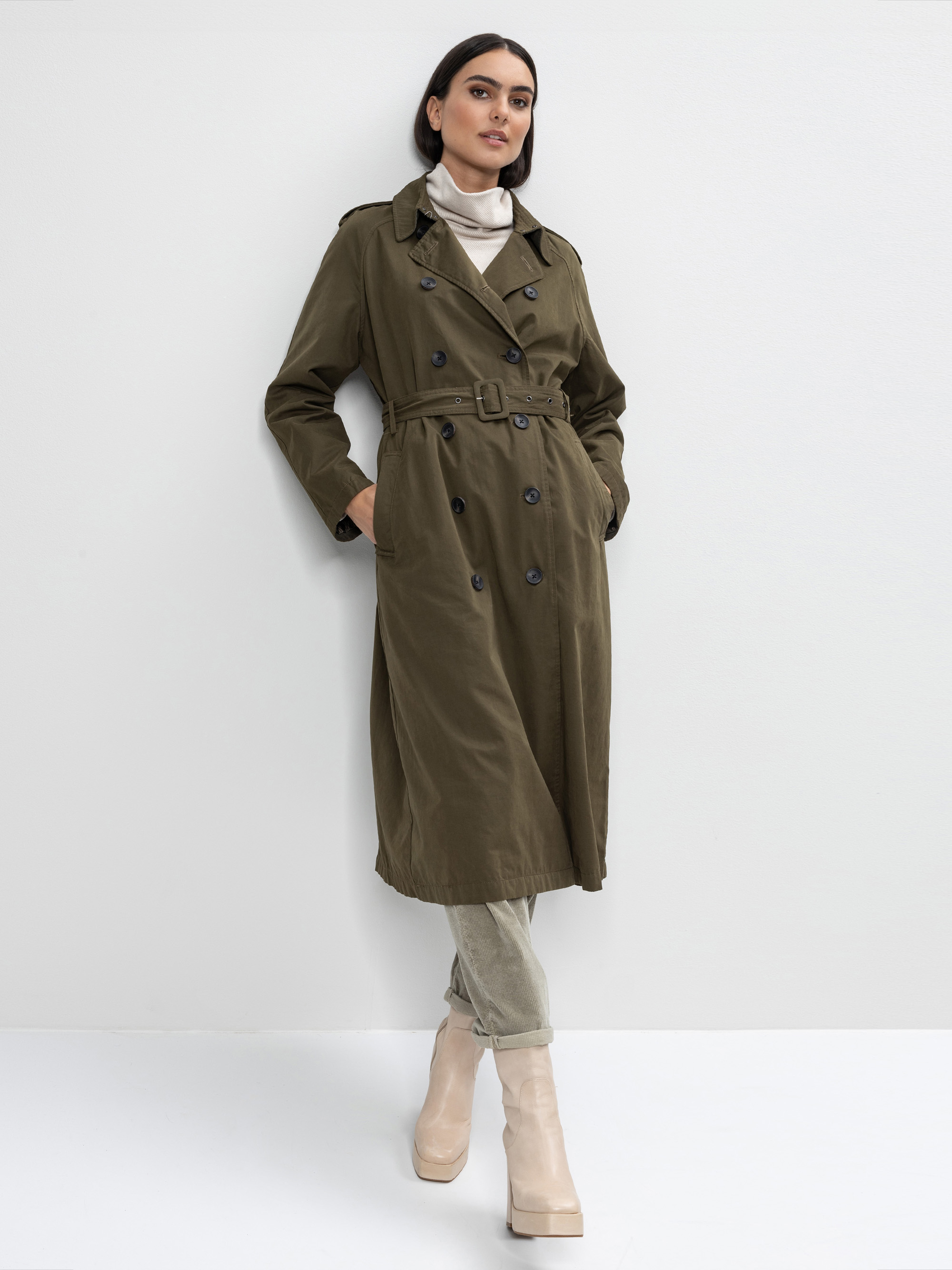 Modell Julina Trenchcoat