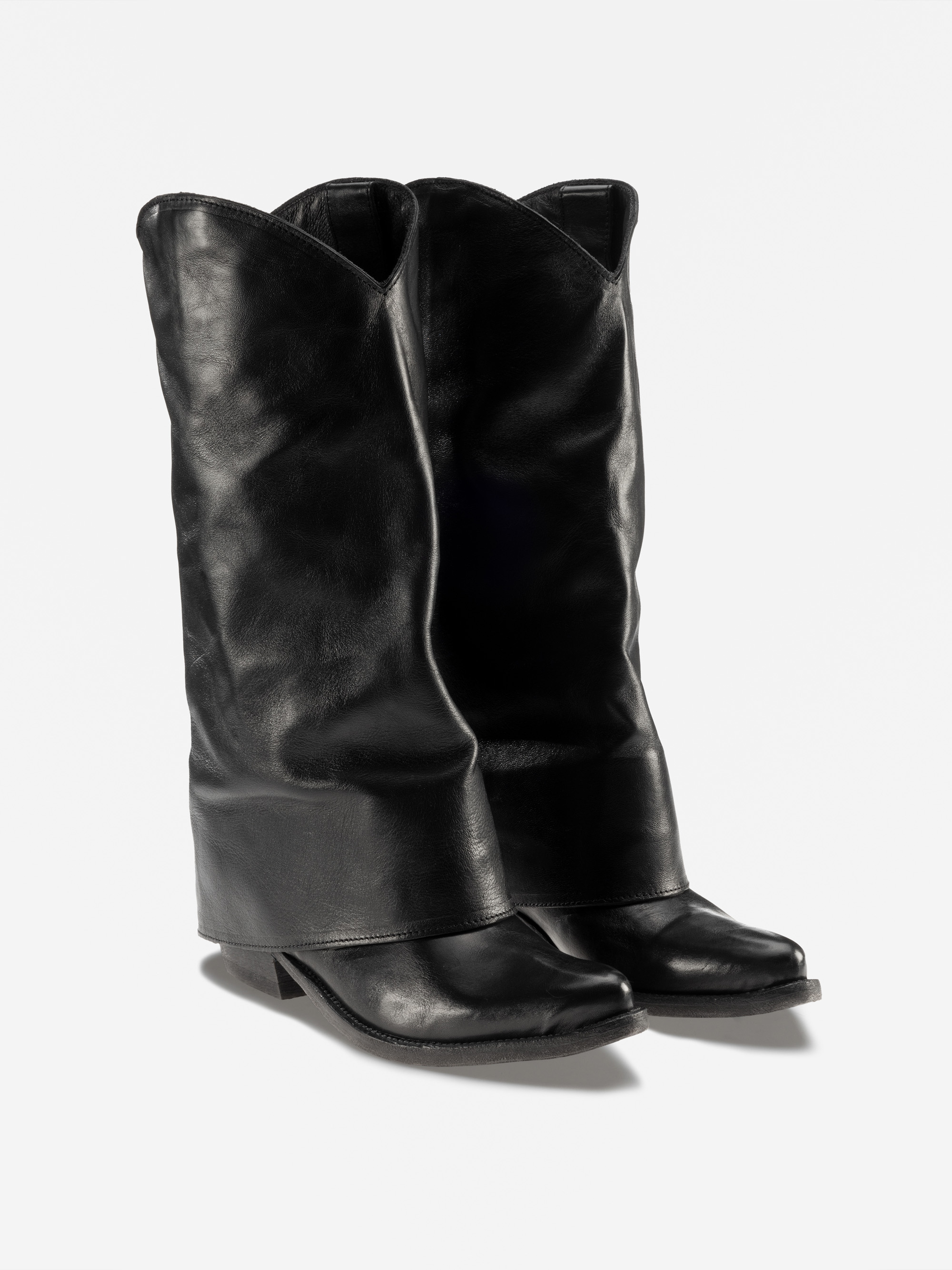 Modell THE MONOLITH Stulpenstiefel