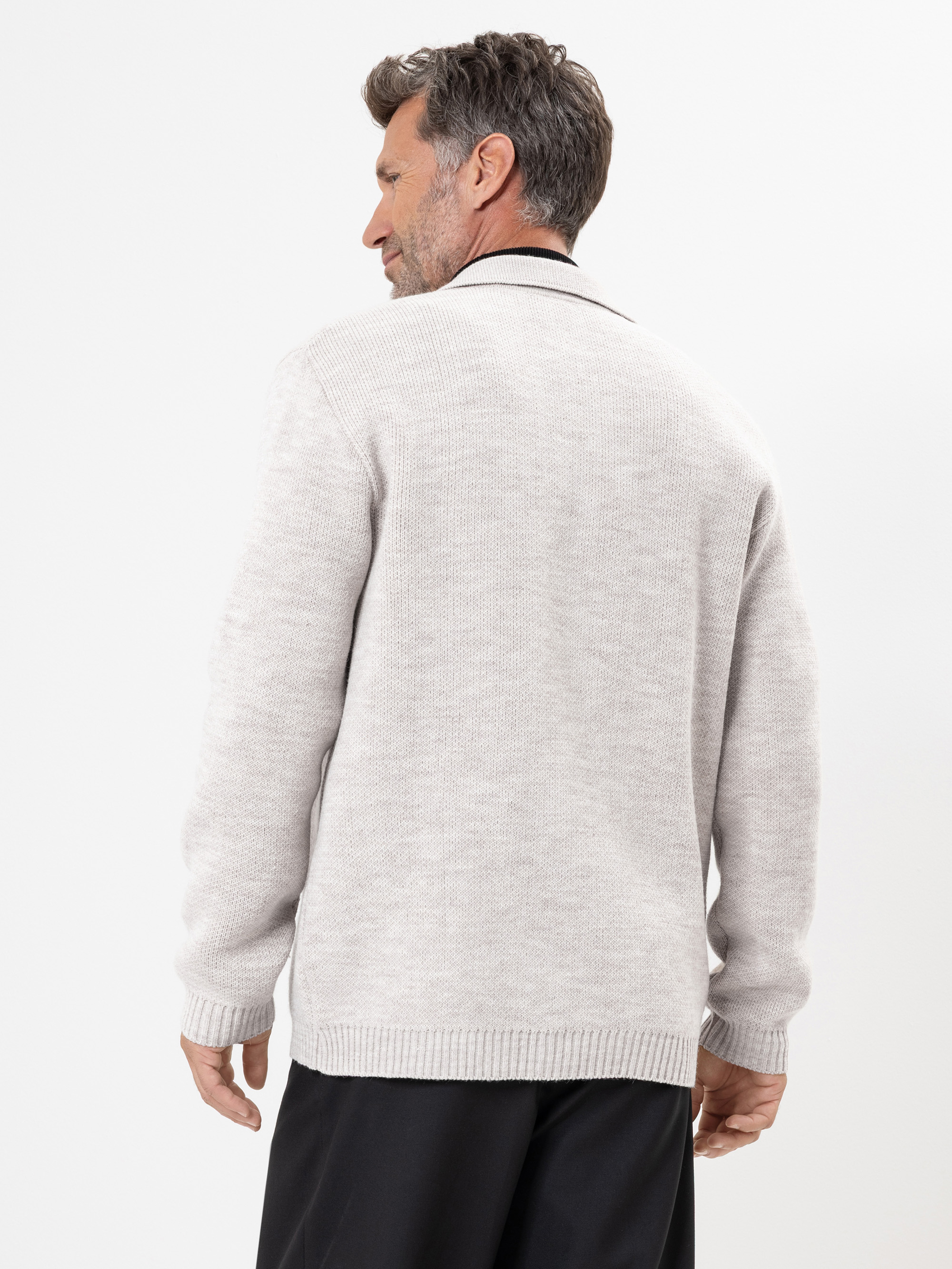 Modell  Kirk Cardigan mit Wolle