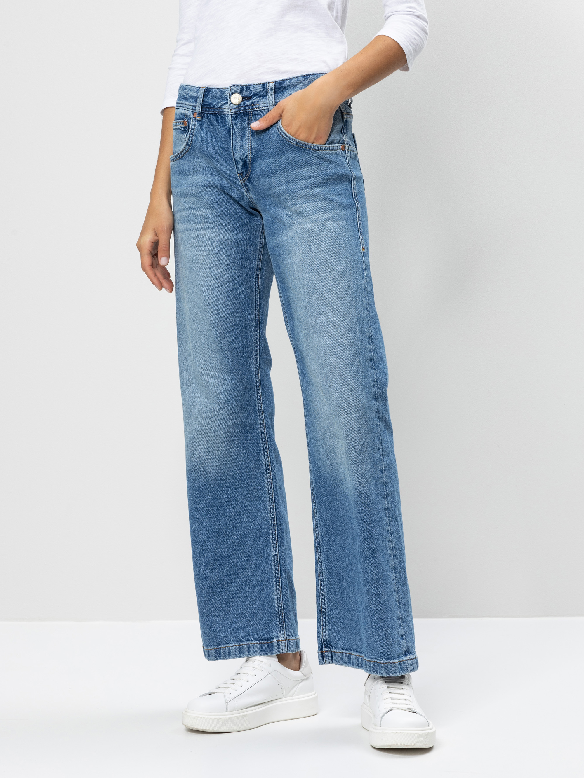 Modell  Edna Flared Jeans