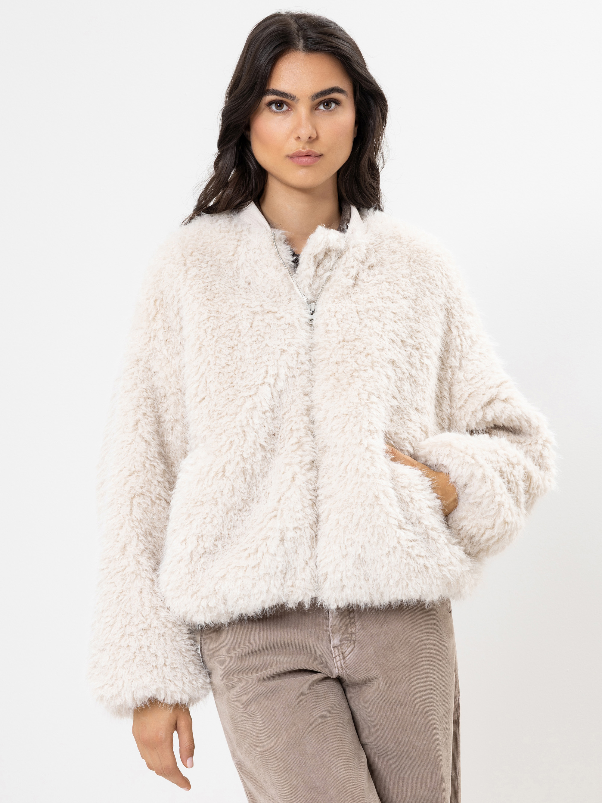 Modell Yaya Jacke aus Vegan Fur