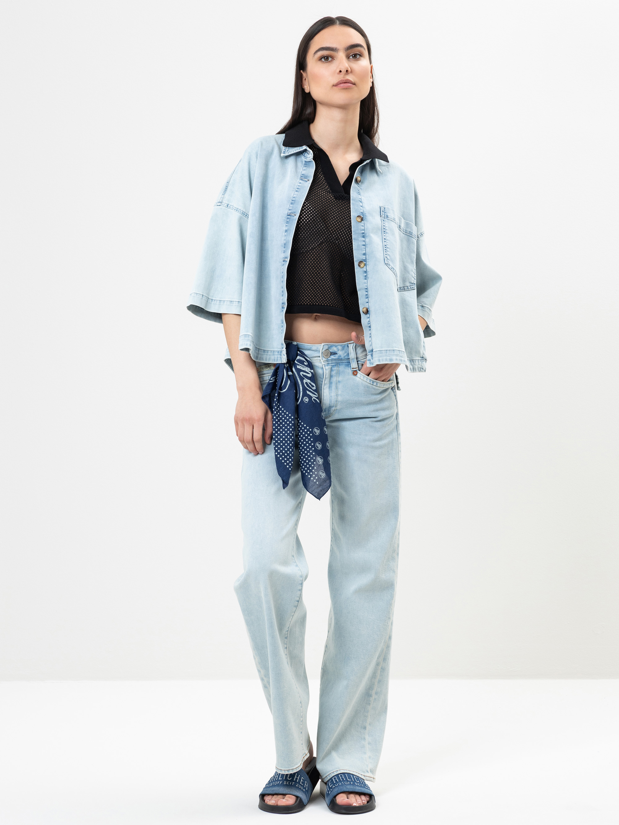 Modell Tegan Jeanshemd