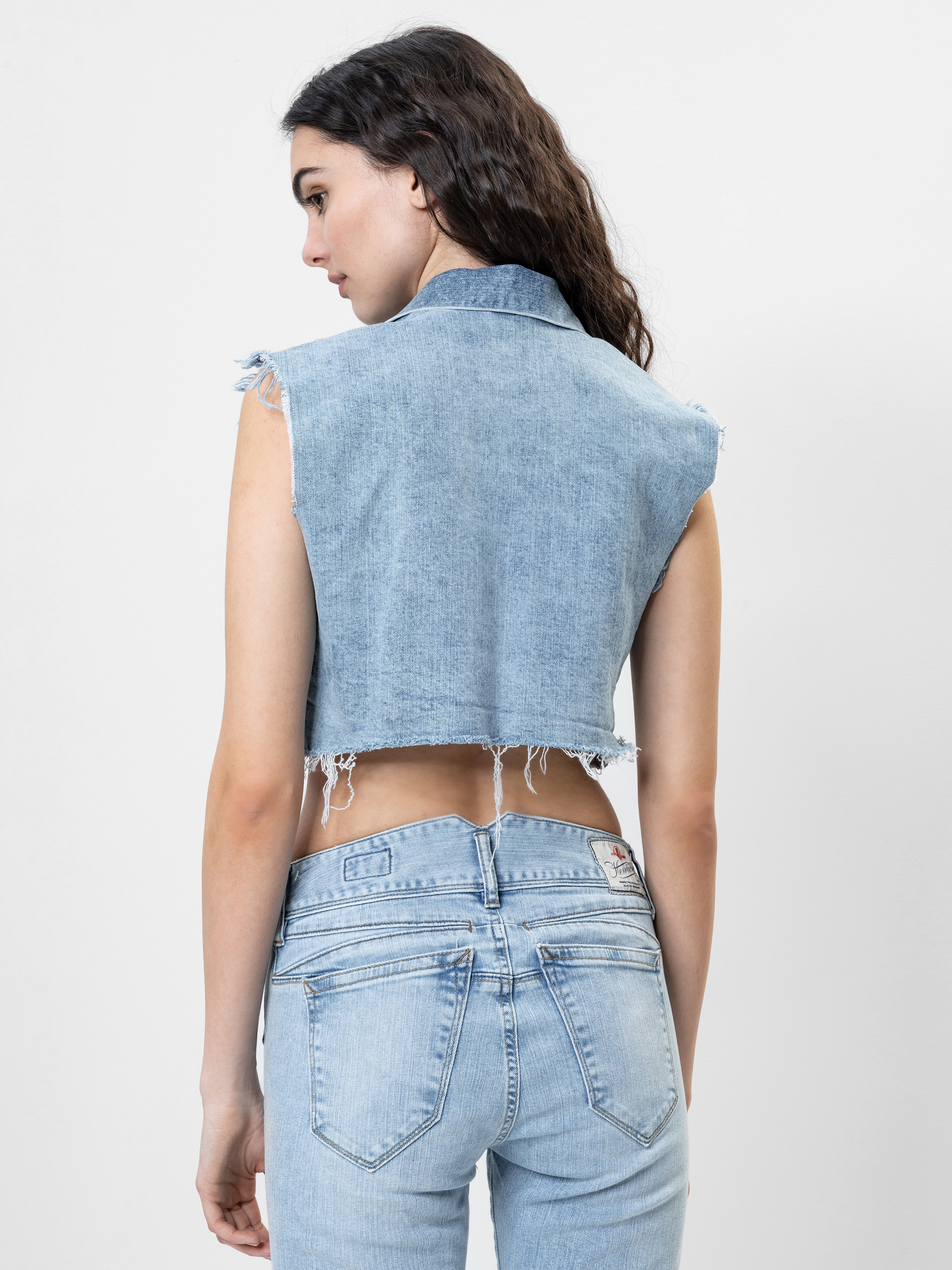 Modell  Laurine Jeansweste mit recycelter Baumwolle