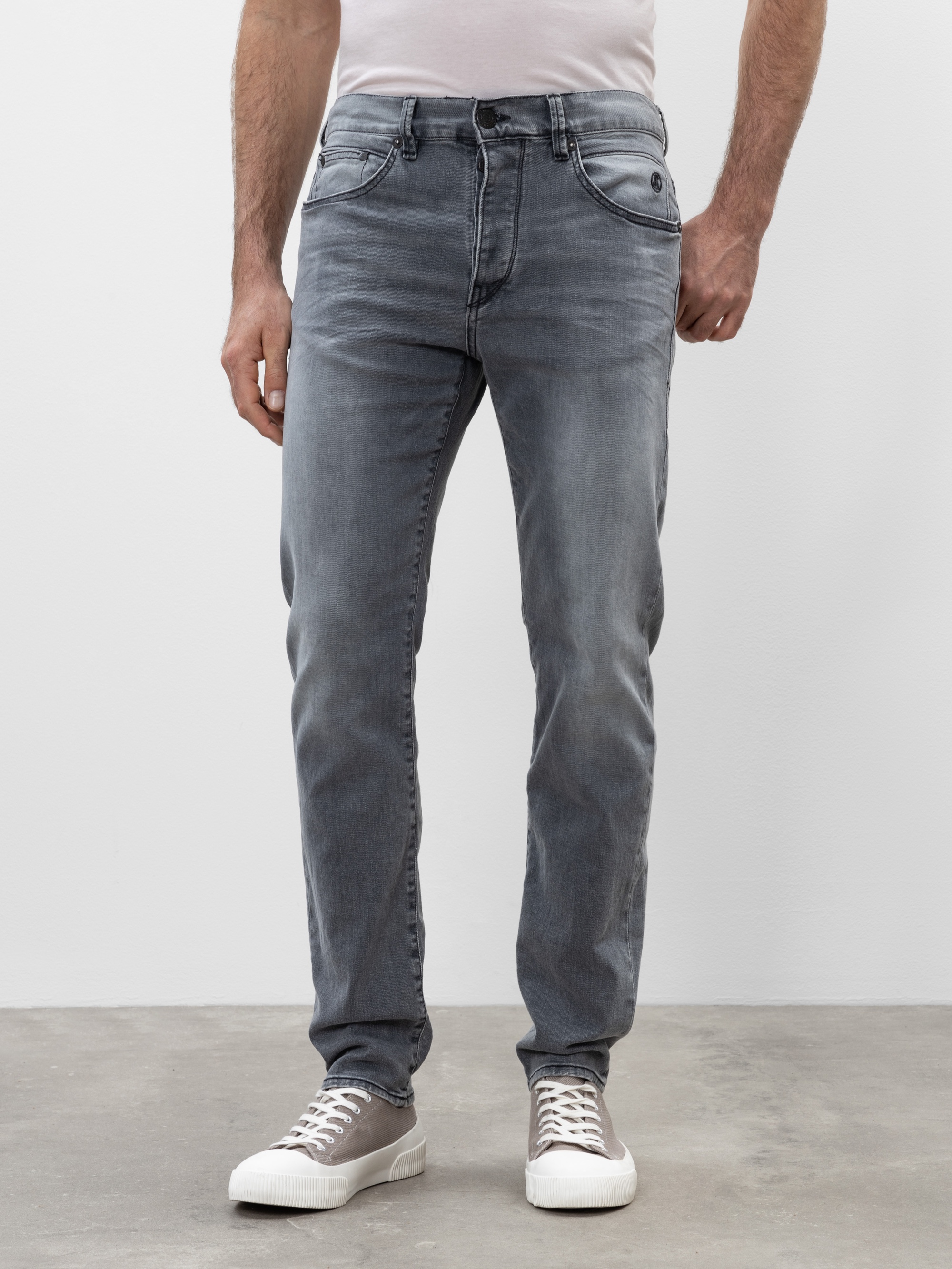 Modell Tyler Tapered Jeans mit Bio-Baumwolle