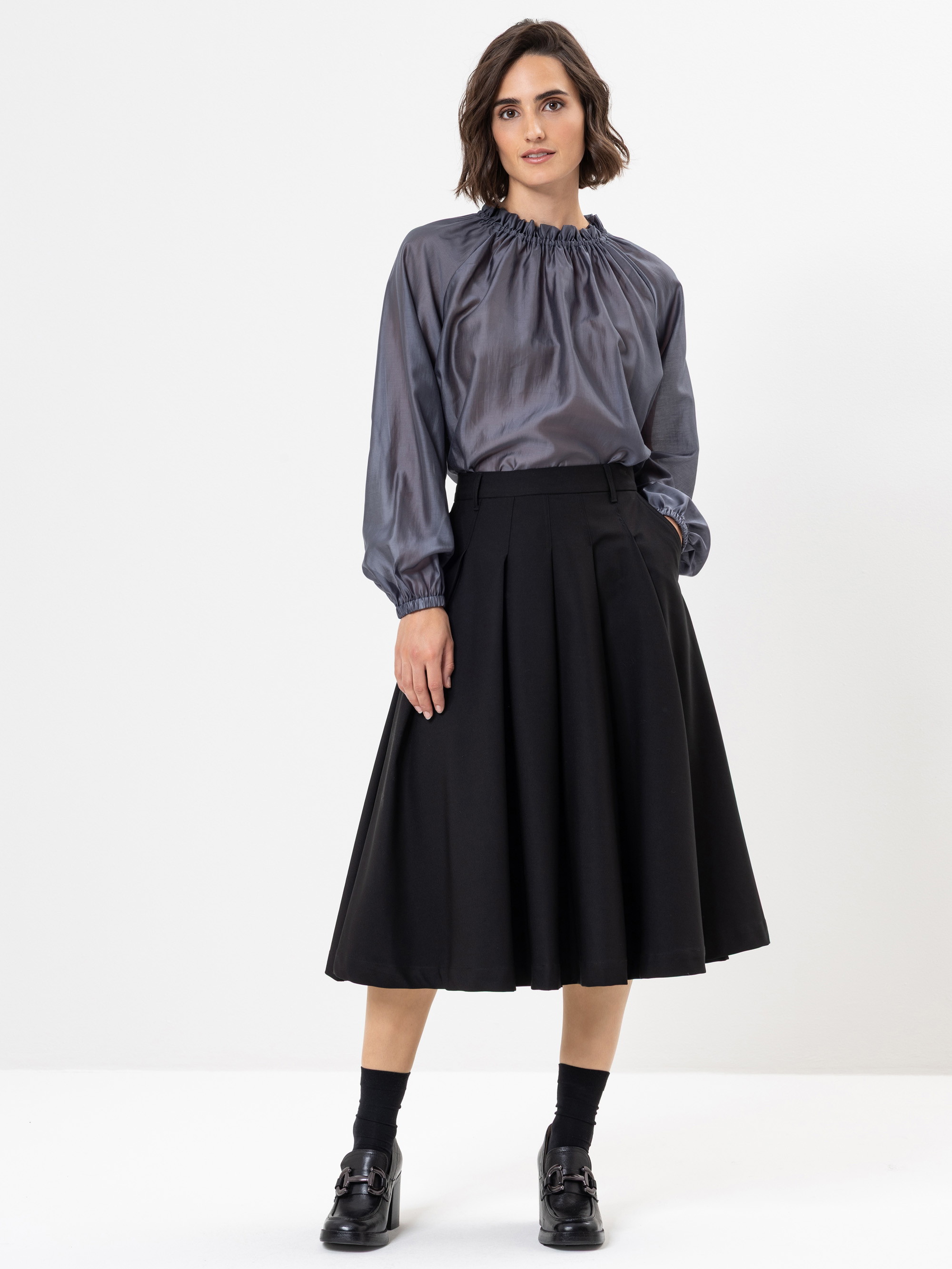 Modell Parvati Rock mit breiten Falten