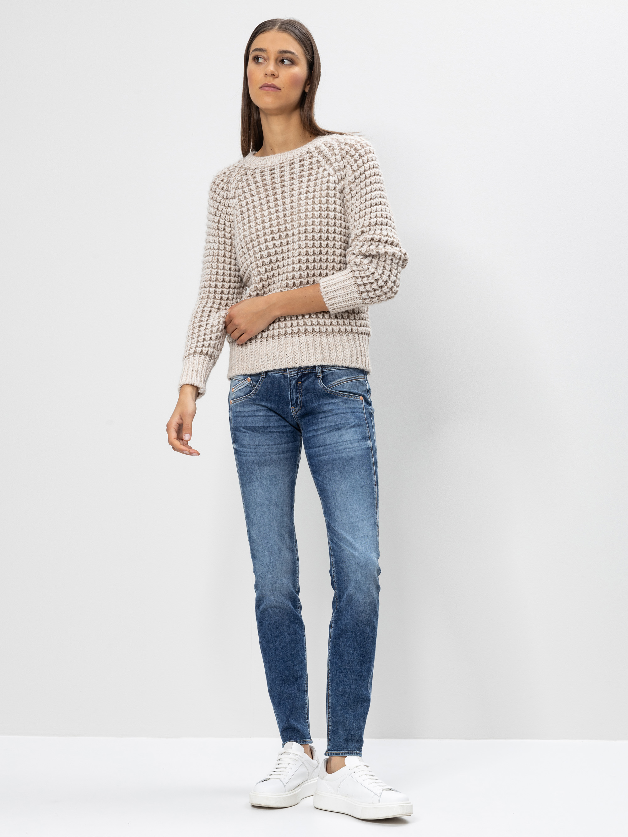 Modell Gila Slim Jeans mit recycelter Baumwolle