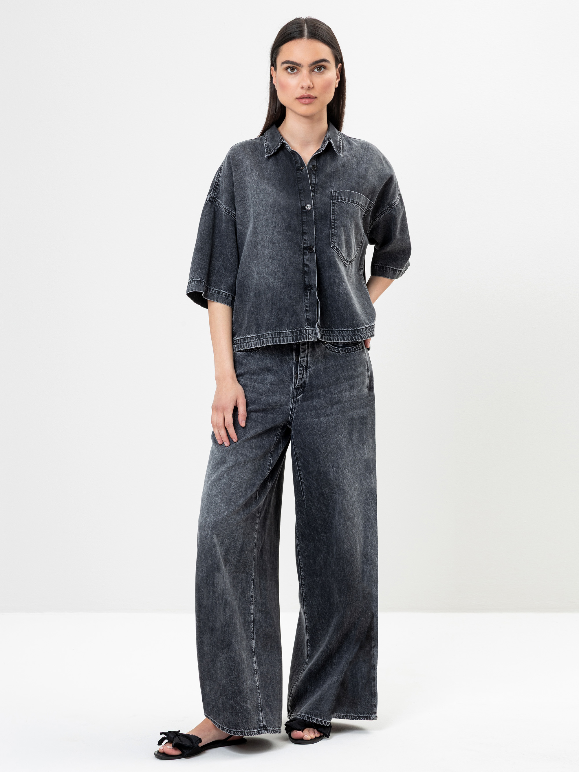 Modell Tegan Jeanshemd