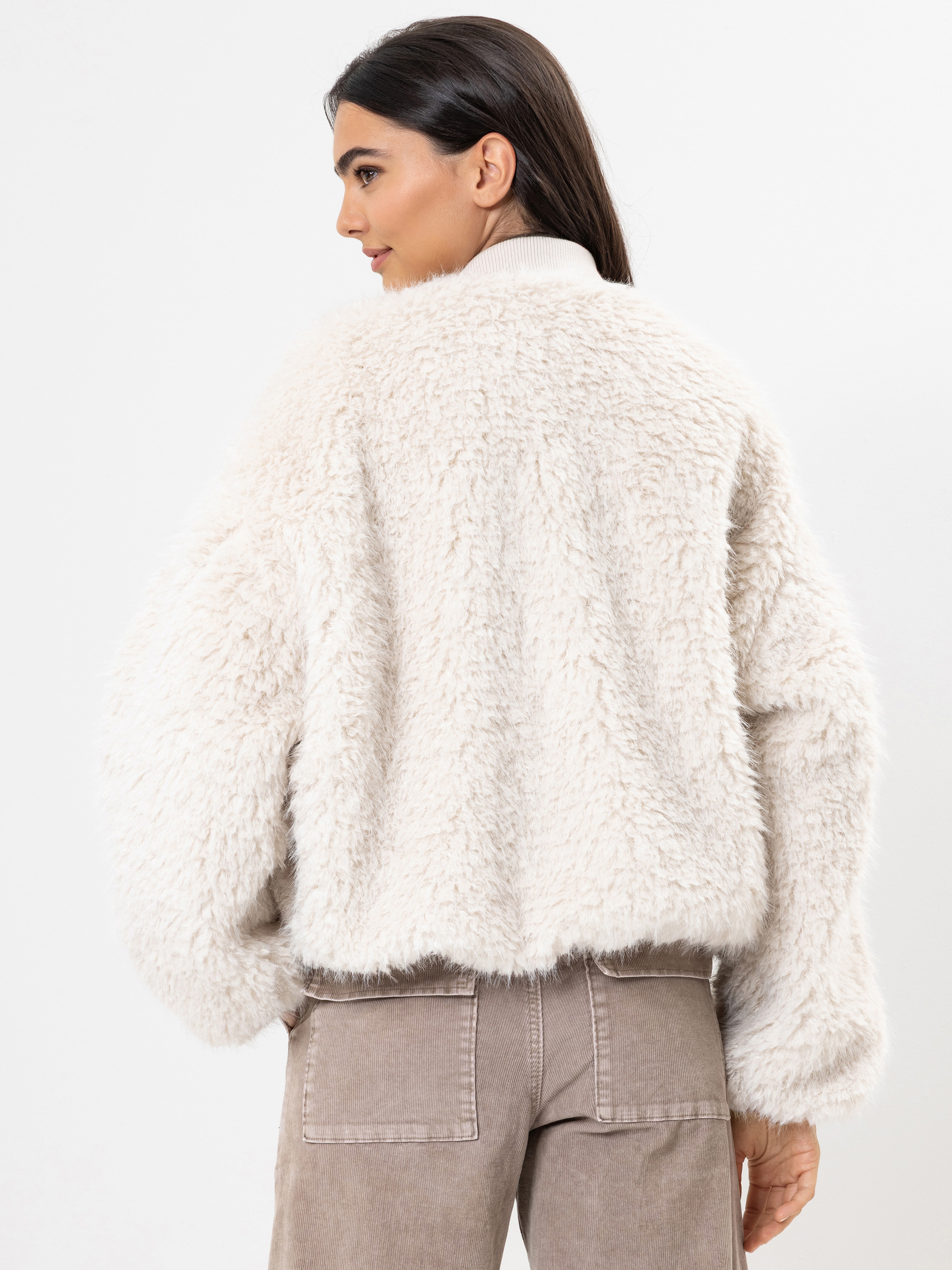 Modell Yaya Jacke aus Vegan Fur