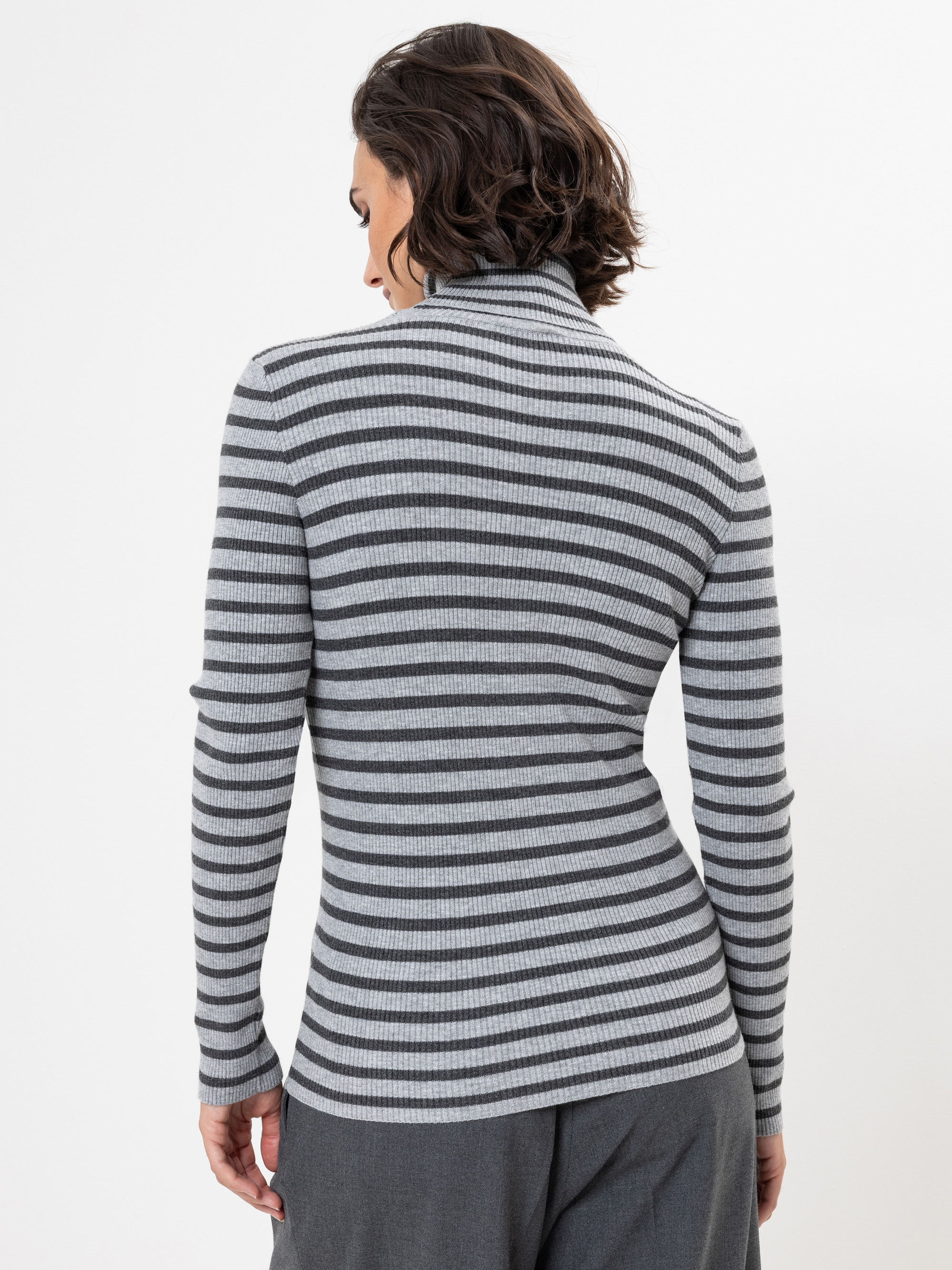 Modell  Sinah Rollkragenpullover